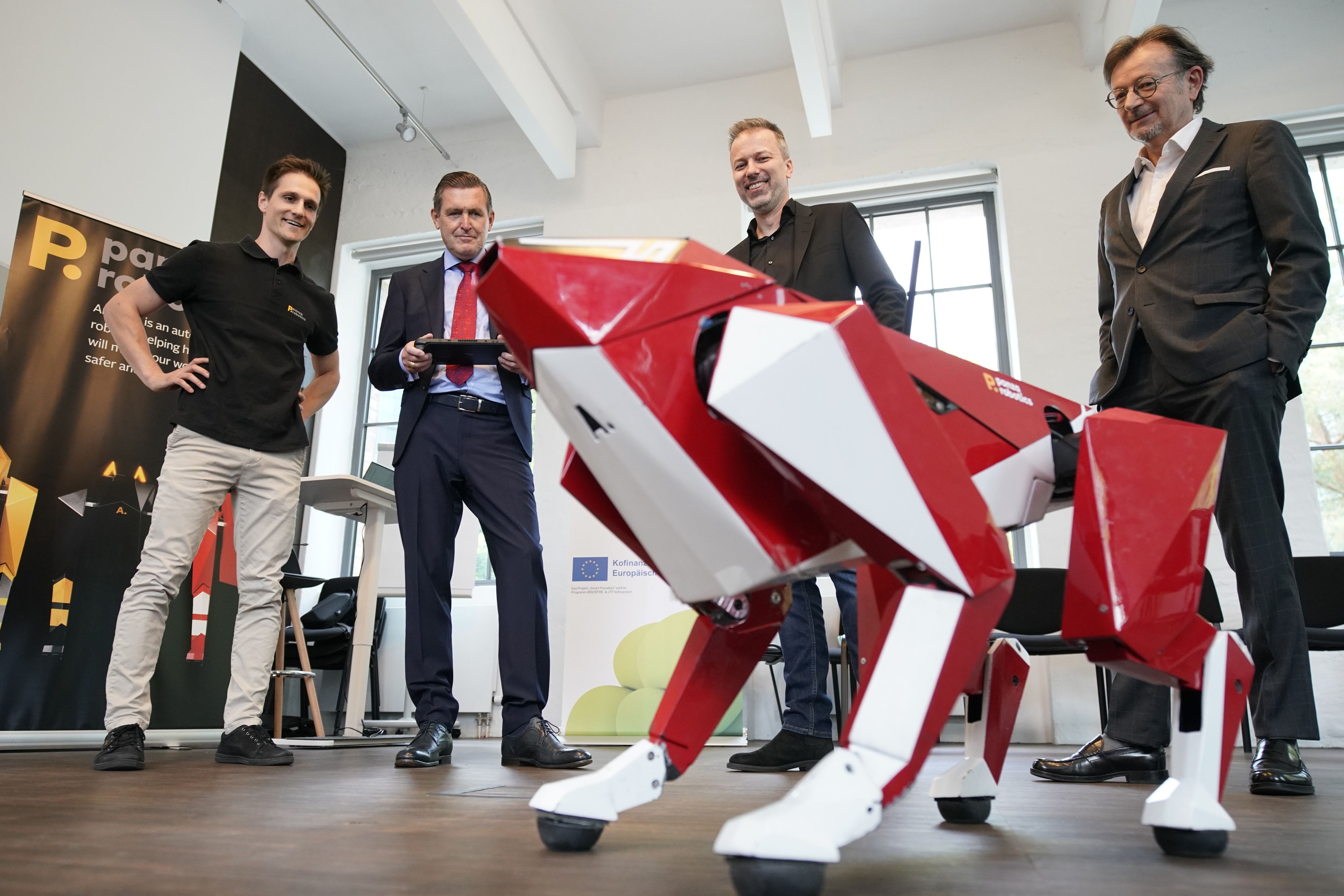 Stadtrat Peter Hanke (SPÖ, 2.v.l.) durfte den neuen Serviceroboter des slowakischen Unternehmens testen.