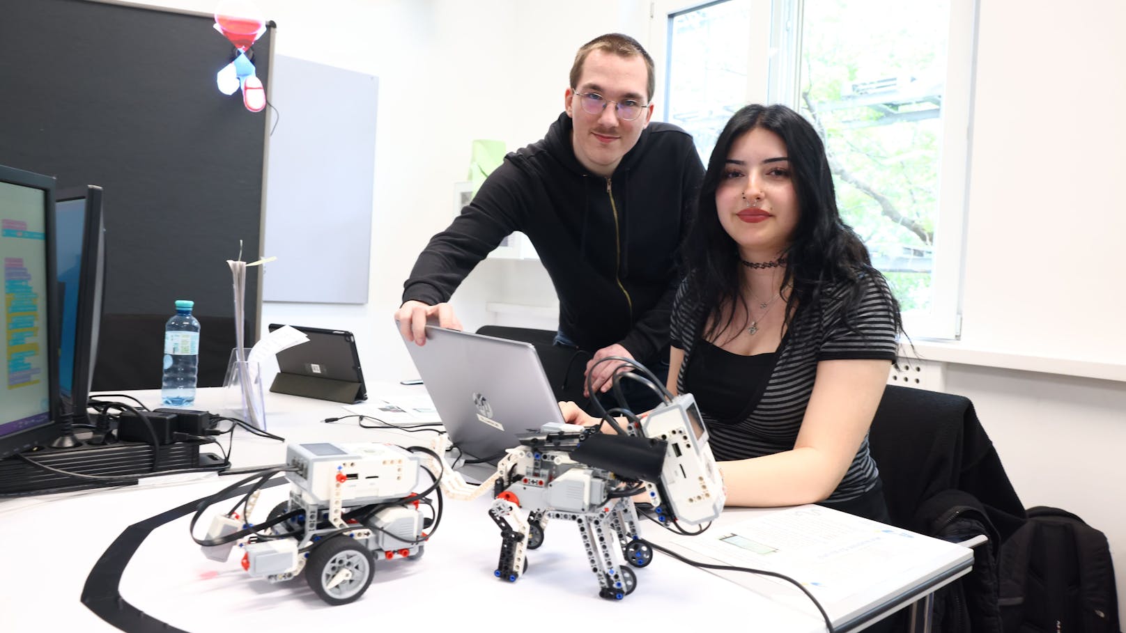 Tobias (21) und Yasemin (20) beraten zur Informationstechnologie-Lehre.