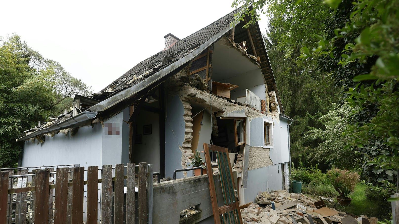 Am Donnerstag (02.05.2024) kam es in Hart bei Graz zu einer Explosion. Ein Hausbewohner wurde dabei "schwerst verletzt", heißt es. 