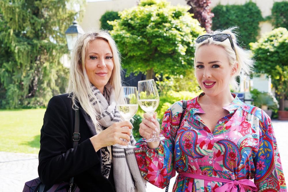 Lydia Kelovitz (rechts) gemeinsam mit Freundin Simone Lugner (links).