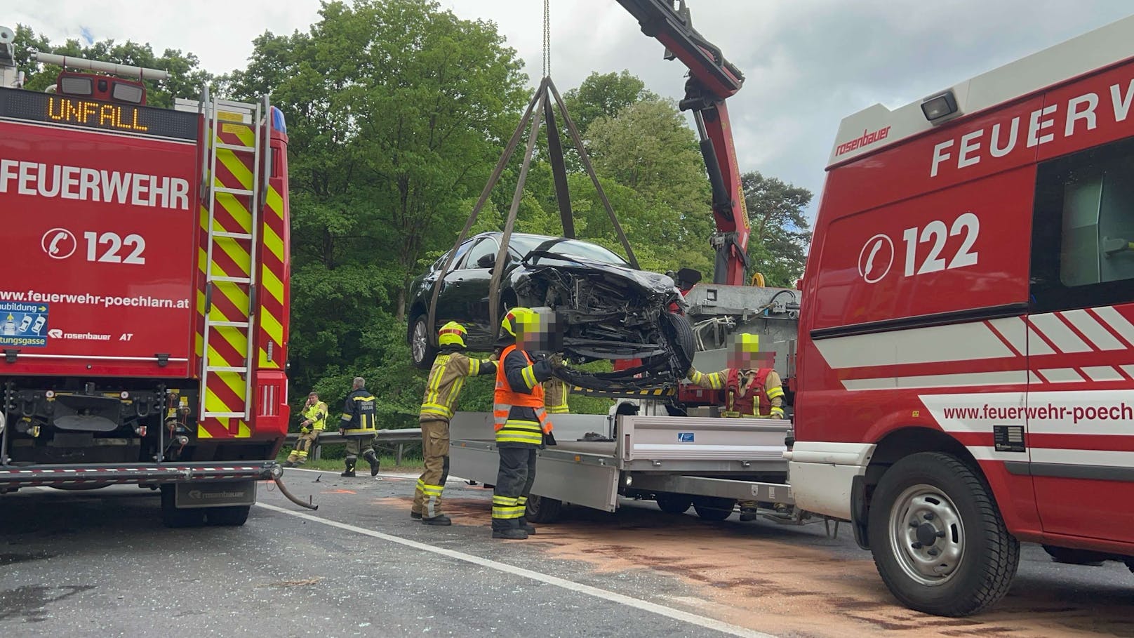 Die beschädigten Fahrzeuge mussten abtransportiert werden. Das Unfallauto verlor Betriebsmittel auf der Straße