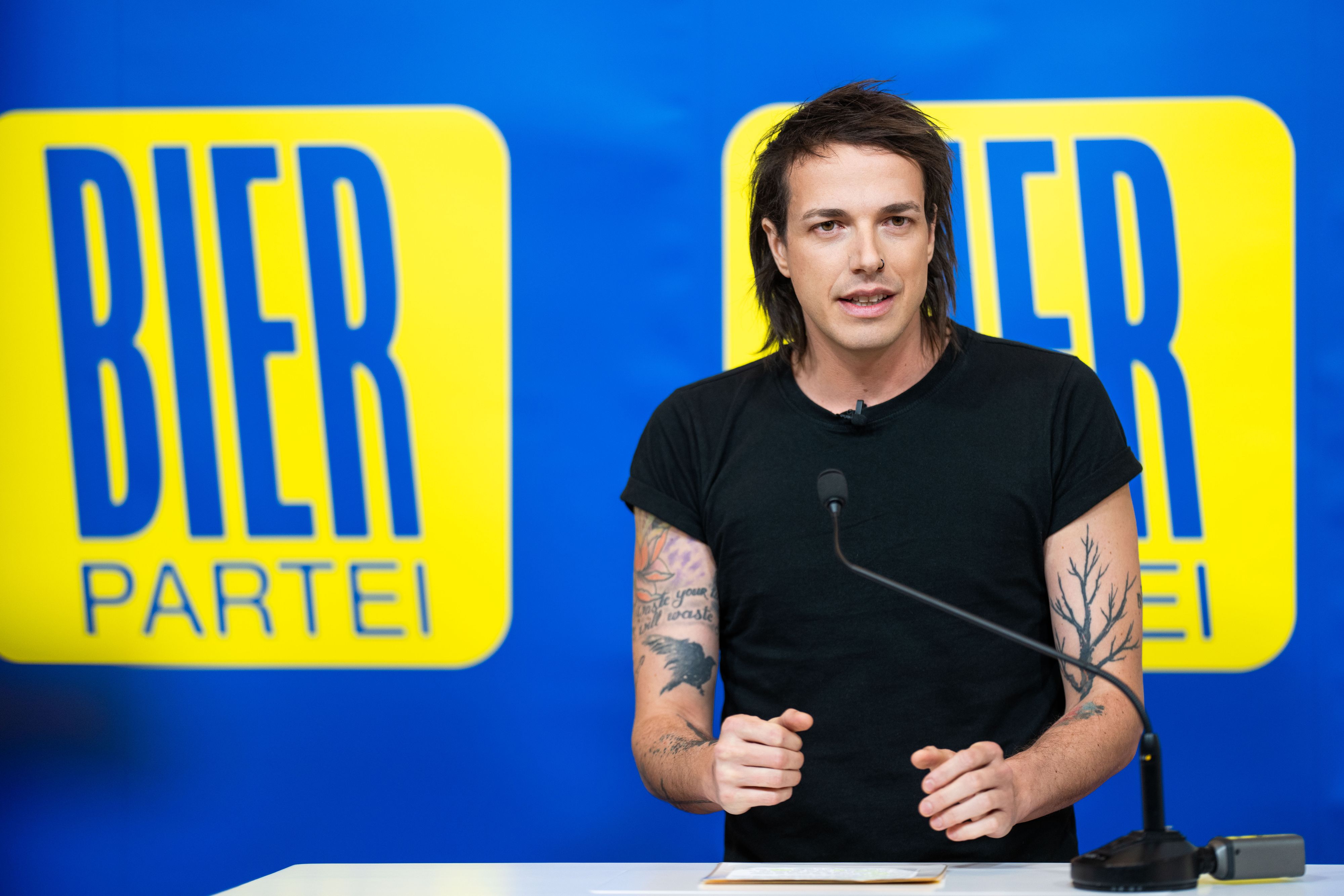 Bierparteichef Dominik Wlazny verkündet am Dienstag, 30. April 2024, während einer PK der Bierpartei, dass sie zur Nationalratswahl antreten werden.