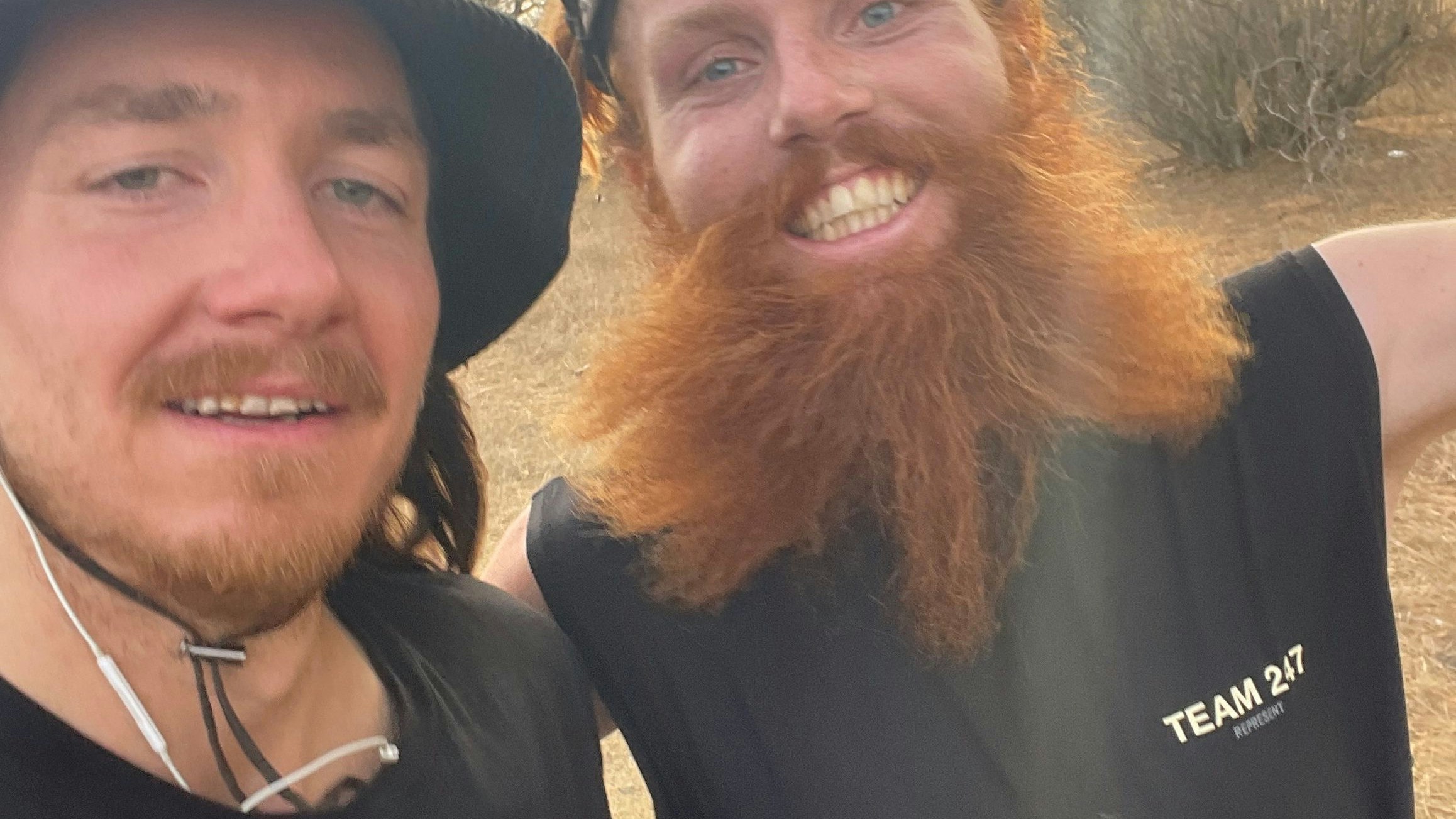 Christ (l.) steht die Erschöpfung schon ins Gesicht geschrieben, Russ Cook strotzt auch nach tausenden Kilometern nur so vor Energie.