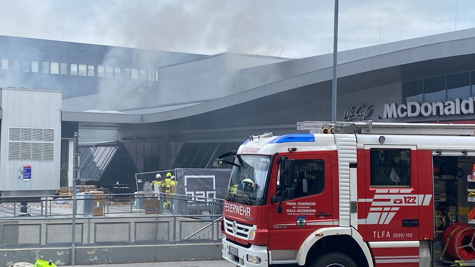Ein Brand ist beim Airport Center in Wals ausgebrochen – die Feuerwehr hat wegen der starken Rauchentwicklung mittlerweile Alarmstufe 4 ausgelöst.