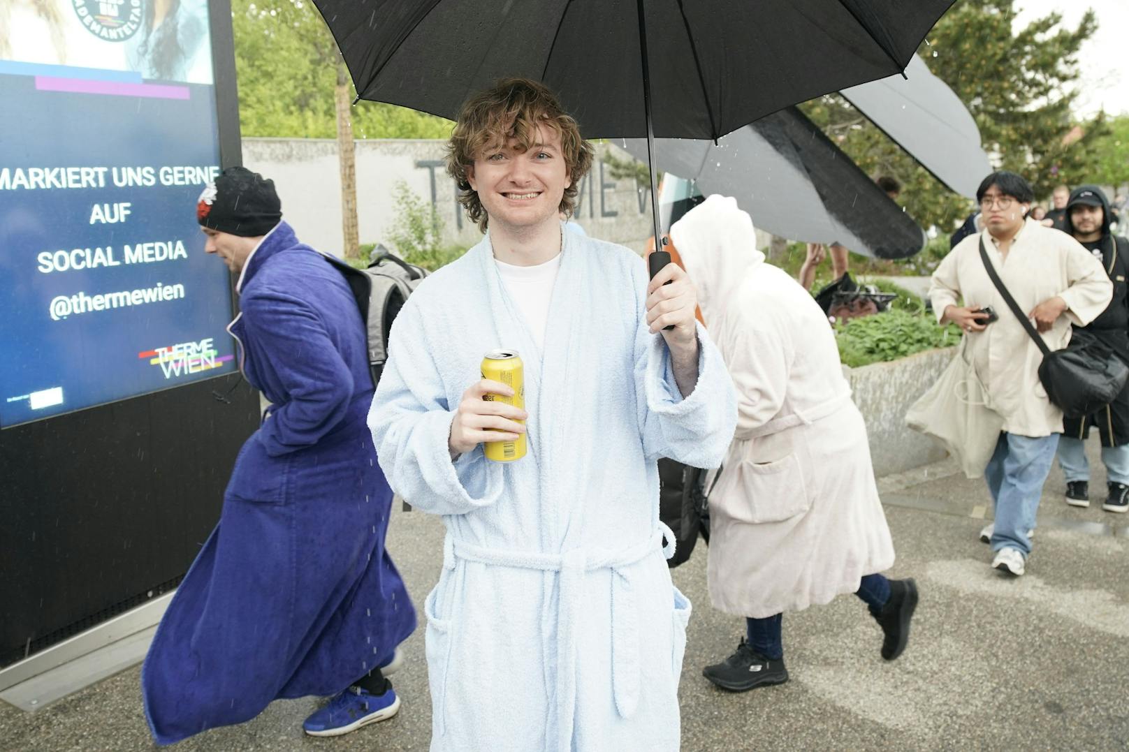 Auch Leo (22) schaute vorbei. Er trotzte dem Regen noch lächelnd.