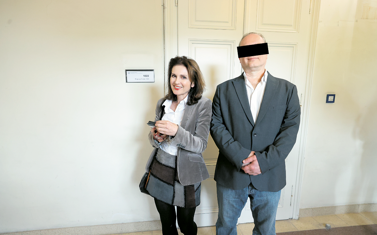 Star-Anwältin Astrid Wagner mit ihrem Mandanten: Zuhörer wurden nicht in Saal gelassen.
