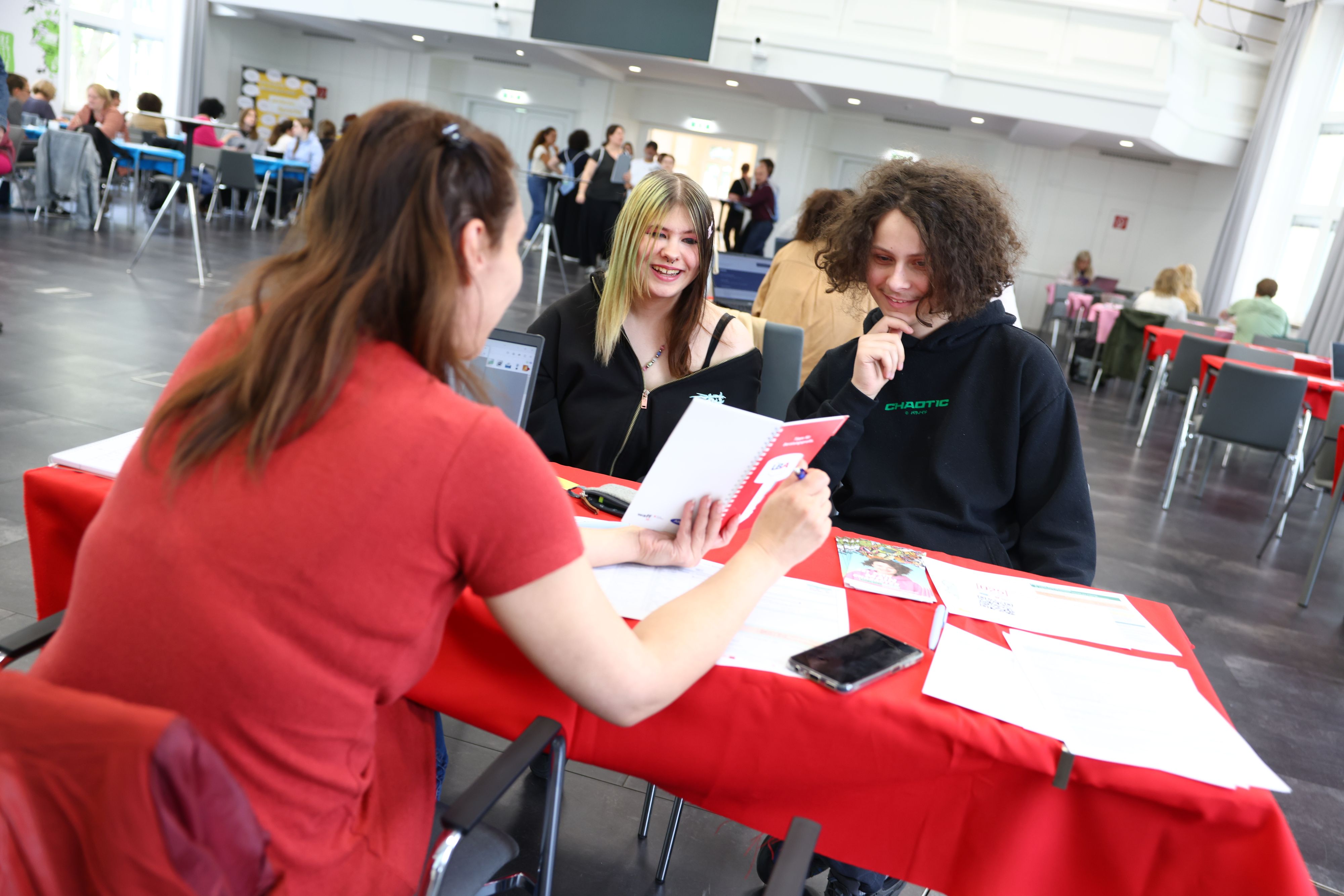 Sophie und Shaquille beim jährlichen Info- und Beratungstag 