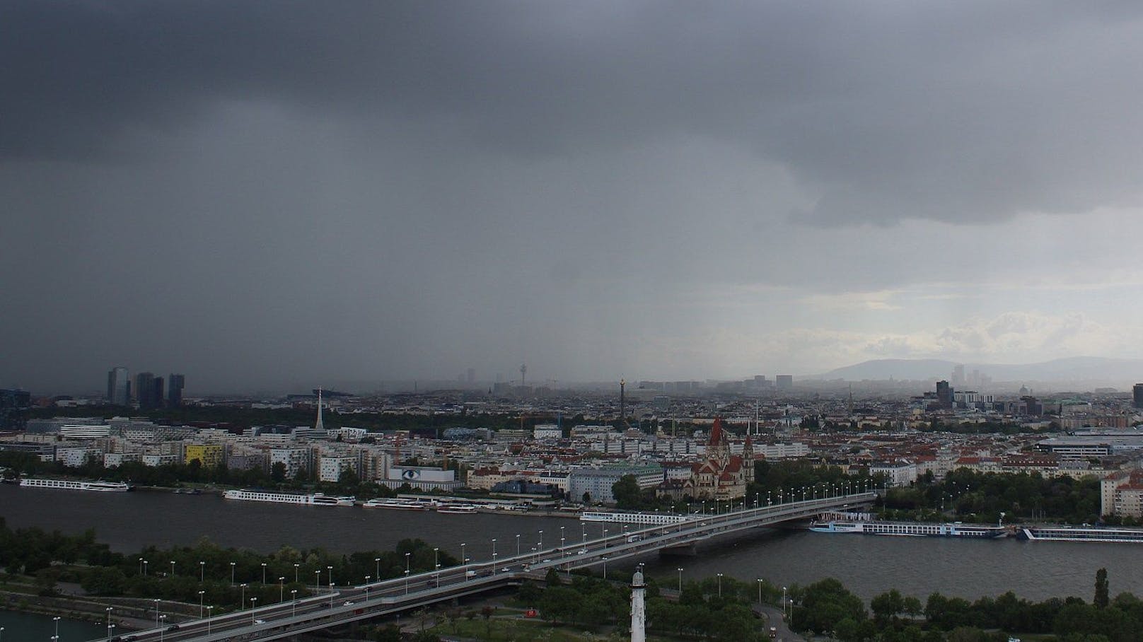 Bilder zeigen, wie Regen-Walze über Wien hinwegfegt