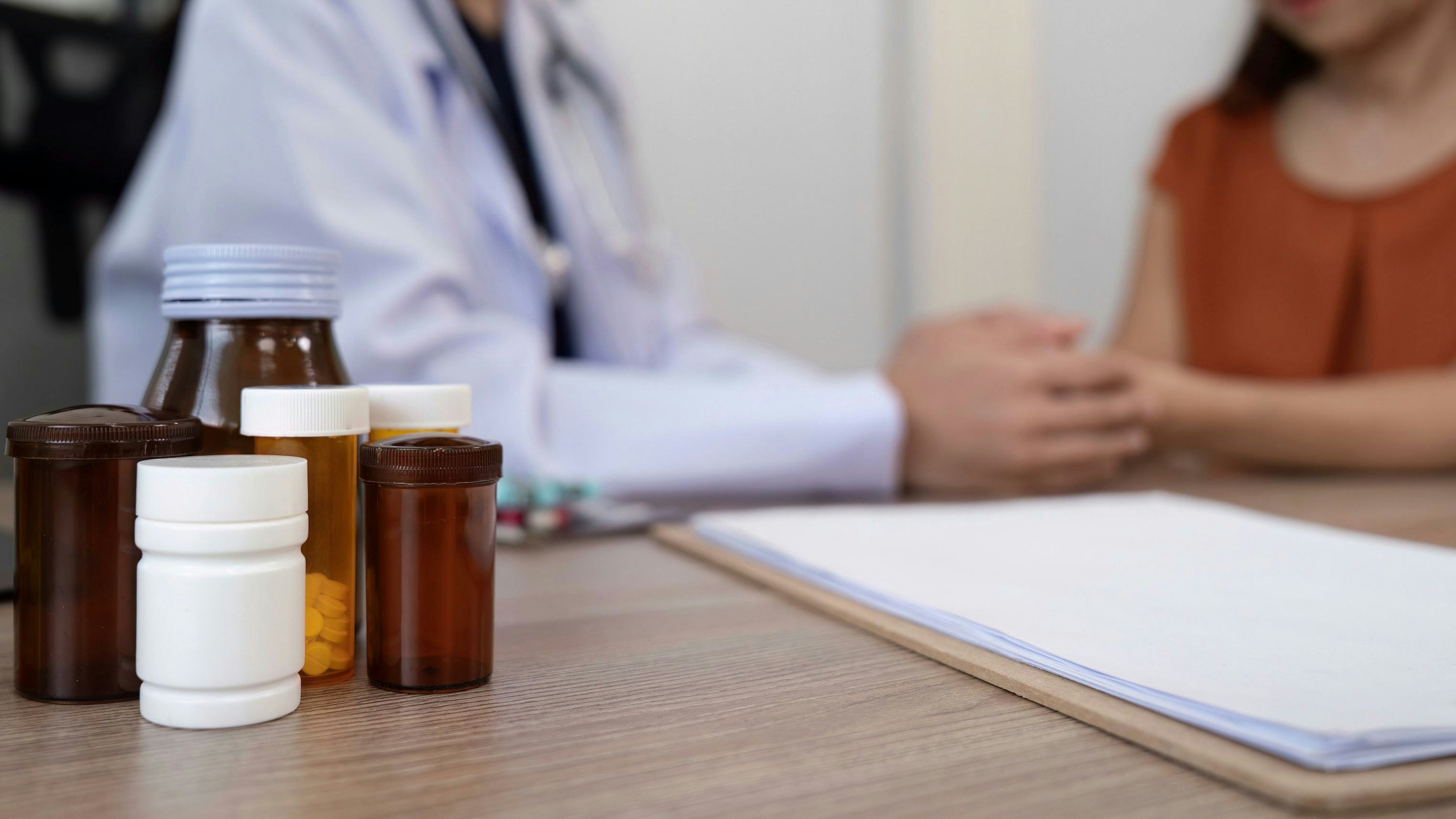 Download von www.picturedesk.com am 02.05.2024 (09:27).  Doctor holding patient hand cheer and encourage while checking your health. - 20240403_PD16711 - Rechteinfo: Rights Managed (RM)