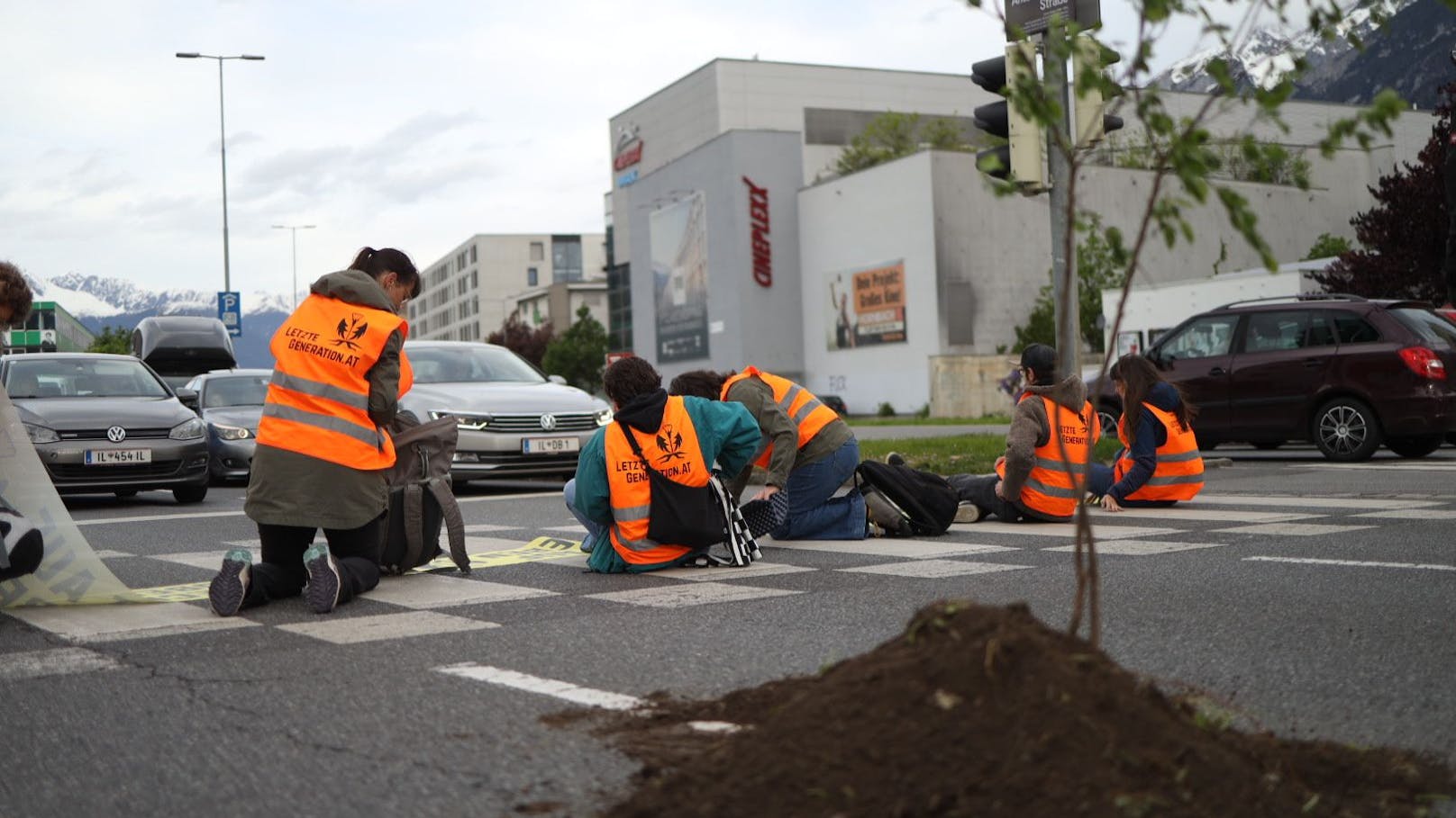 "Wir brauchen politische Rahmenbedingungen, die für alle gleichermaßen gelten. Darum fordern wir ein Grundrecht auf Klimaschutz in unserer Verfassung!", sagt die Biologiestudentin.