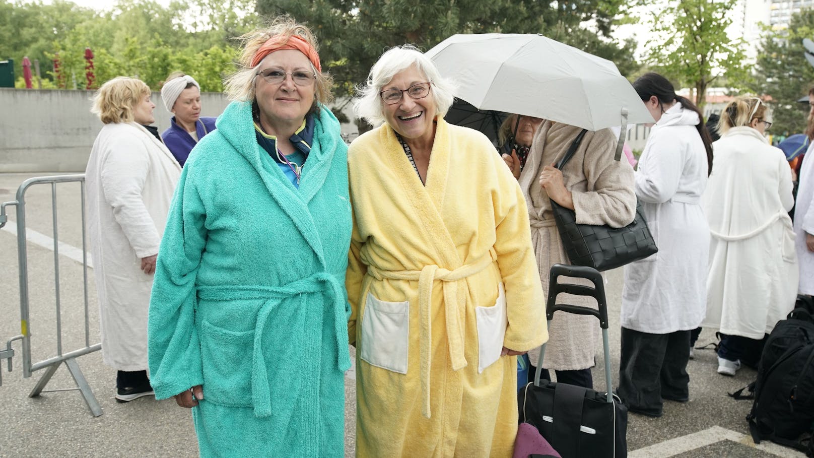 Das ließen sich natürlich auch Petra (62, li.) und Herta, (75) nicht entgehen.