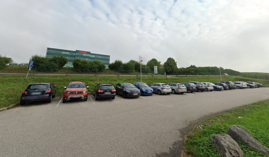 Zu diesem Pendlerparkplatz in Allhaming (Bez. Linz-Land) ließ sich der Mann bringen.