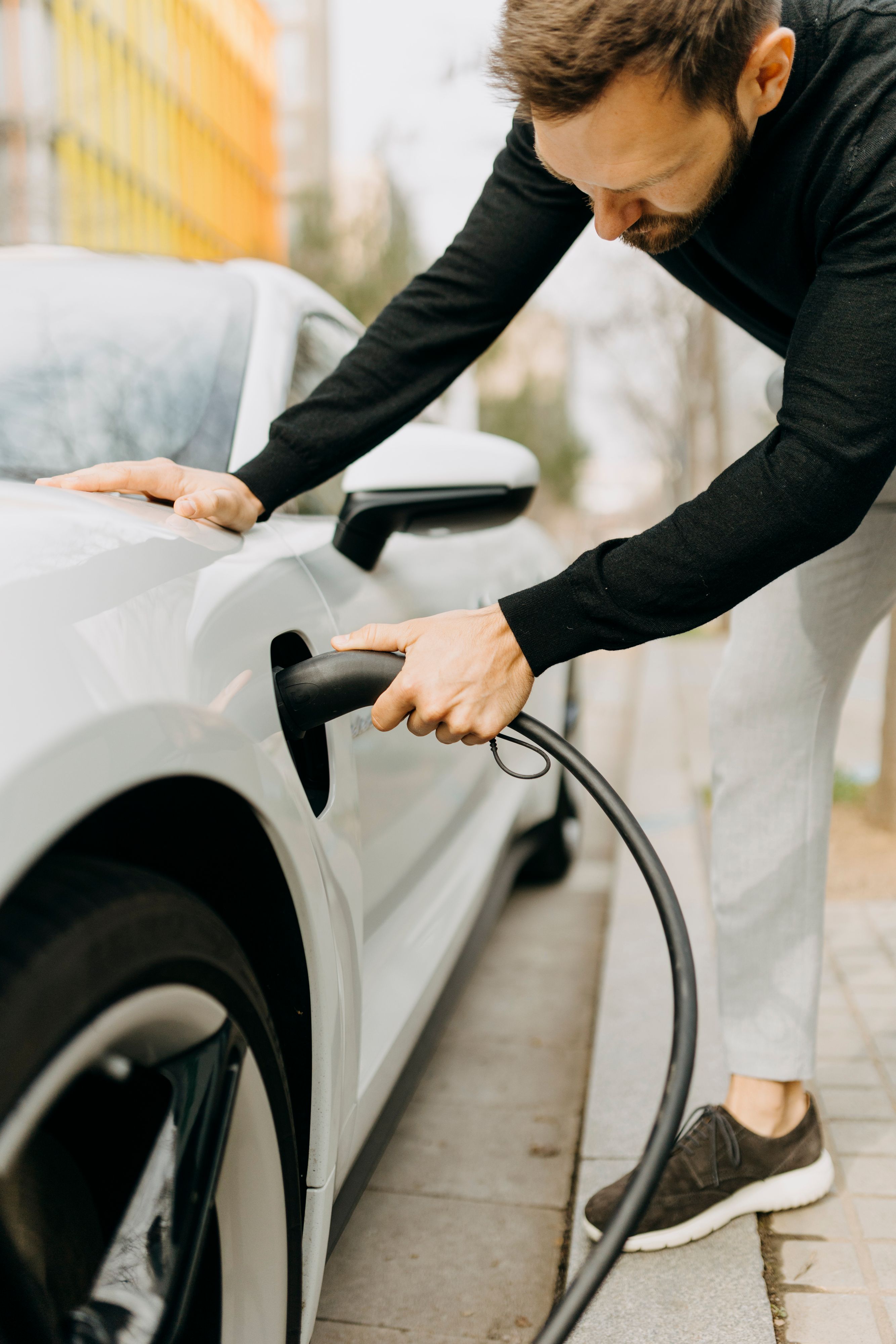 Ob Lithium-Batterien, die unter anderem in E-Autos verbaut werden, mit ihrer Restlebensdauer weiterverwendet werden können, wird derzeit von Forschenden an der Technischen Universität Graz geprüft.