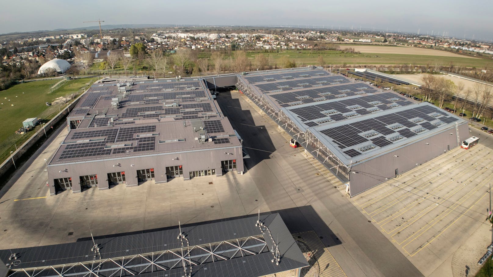 PV-Anlage auf dem Dach Busgarage Leopoldau der Wiener Linien