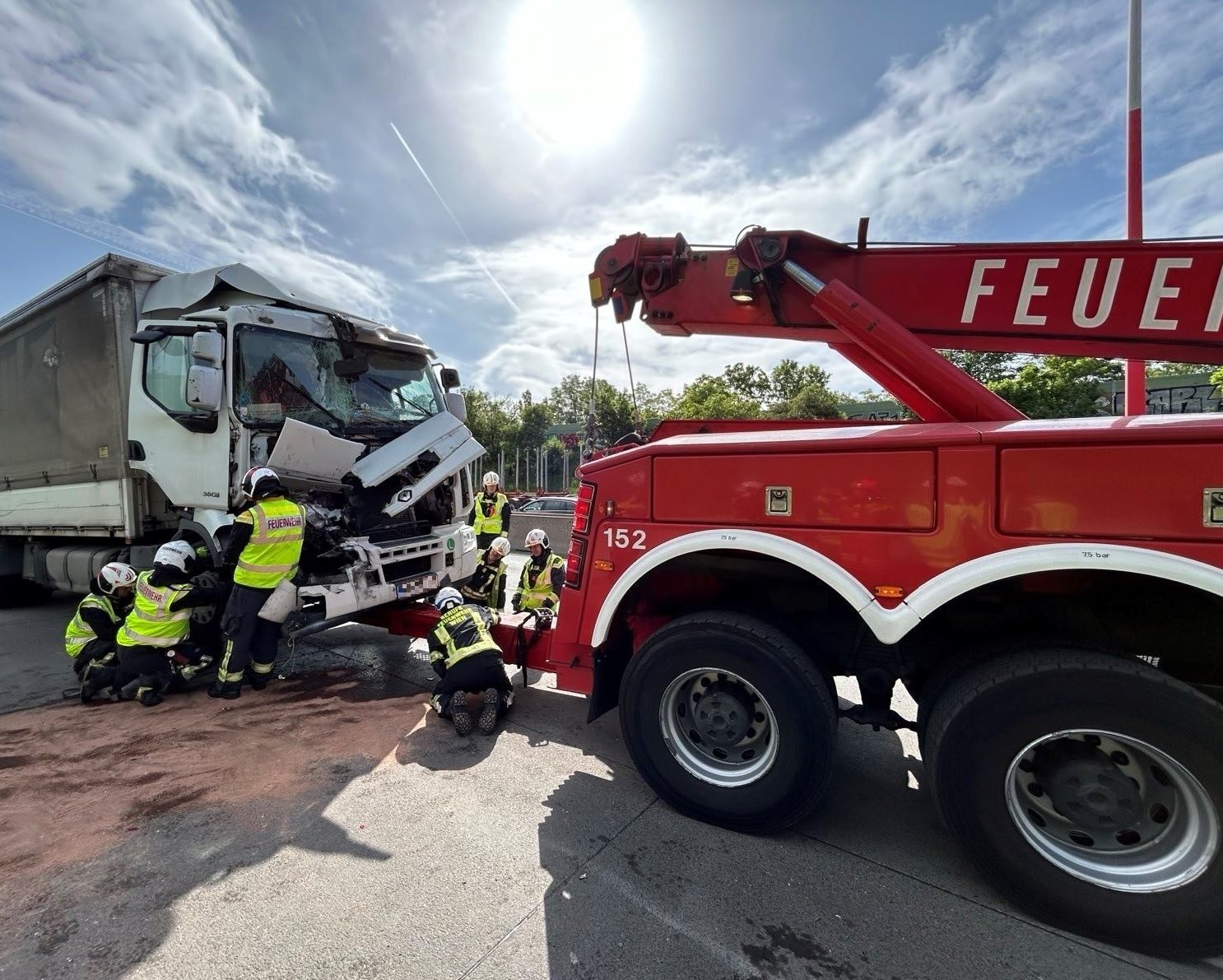Die Berufsfeuerwehr Wien konnte die beiden beschädigten Fahrzeuge sicher bergen.
