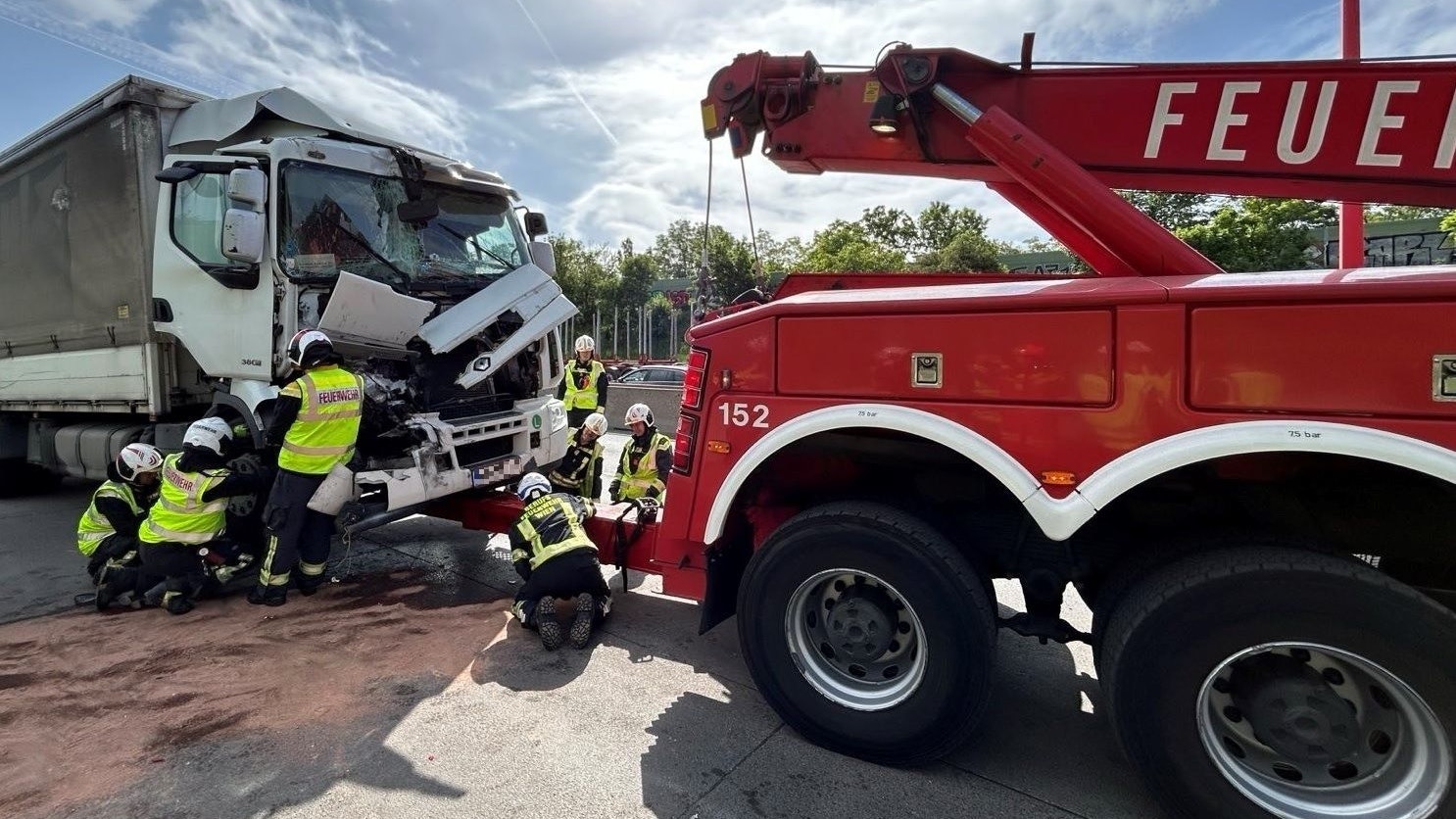 Die Berufsfeuerwehr Wien konnte die beiden beschädigten Fahrzeuge sicher bergen.