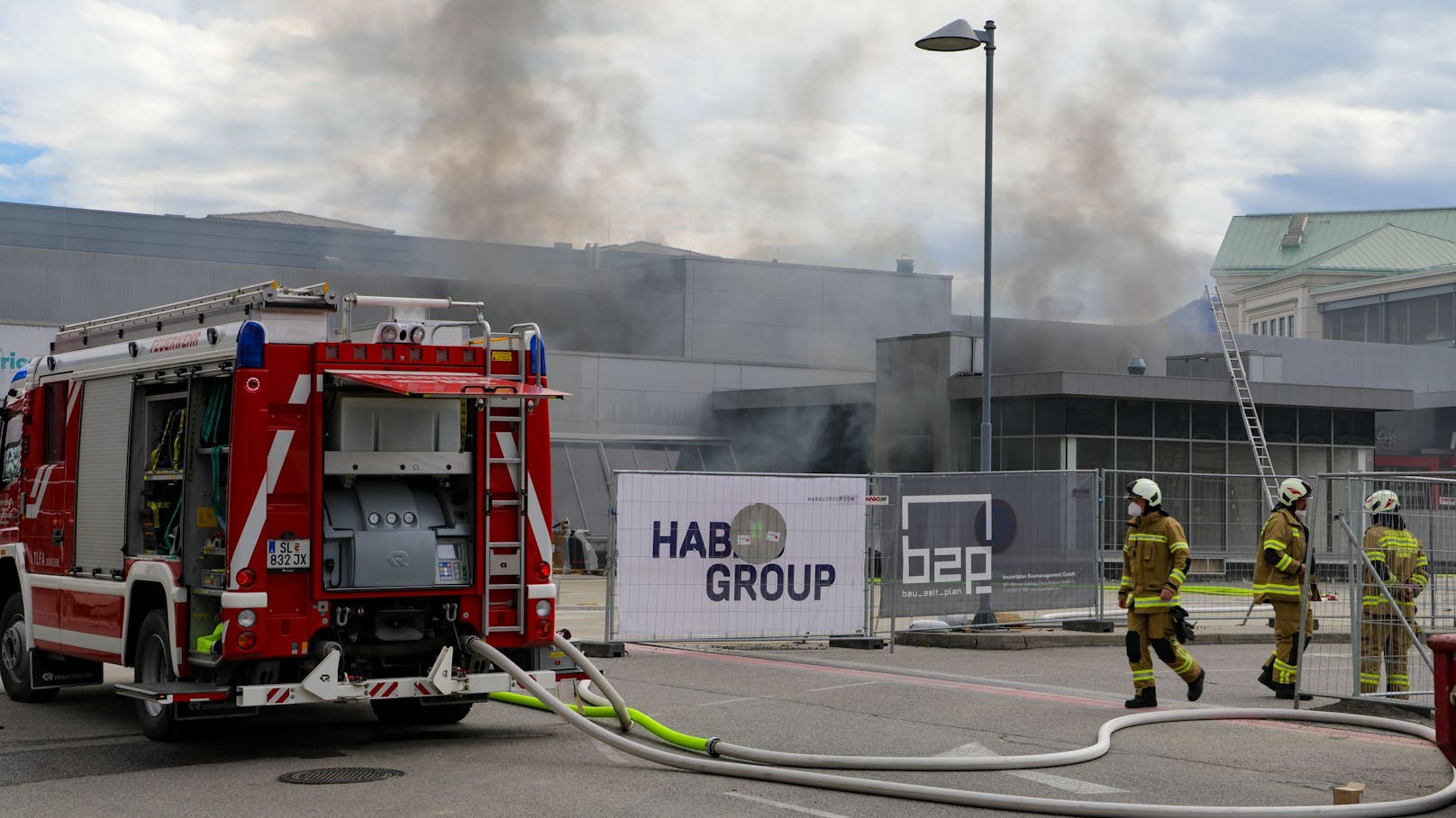 Ein Brand ist beim Airport Center in Wals ausgebrochen – die Feuerwehr hat wegen der starken Rauchentwicklung mittlerweile Alarmstufe 4 ausgelöst.