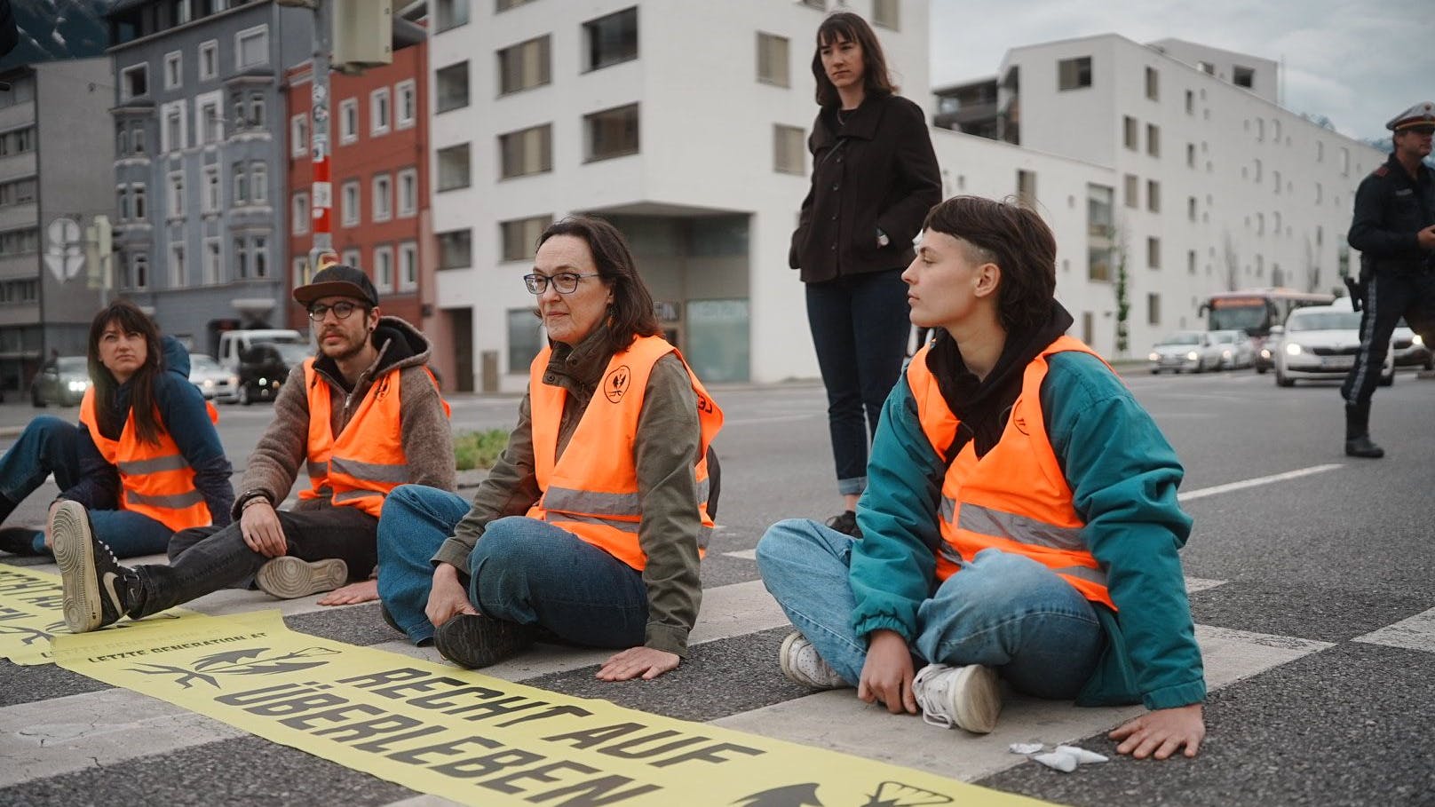 "Bäumepflanzen ist ein schönes Hobby, wird aber nicht ausreichen, um die Klimakatastrophe aufzuhalten", sagt Annika Zips.