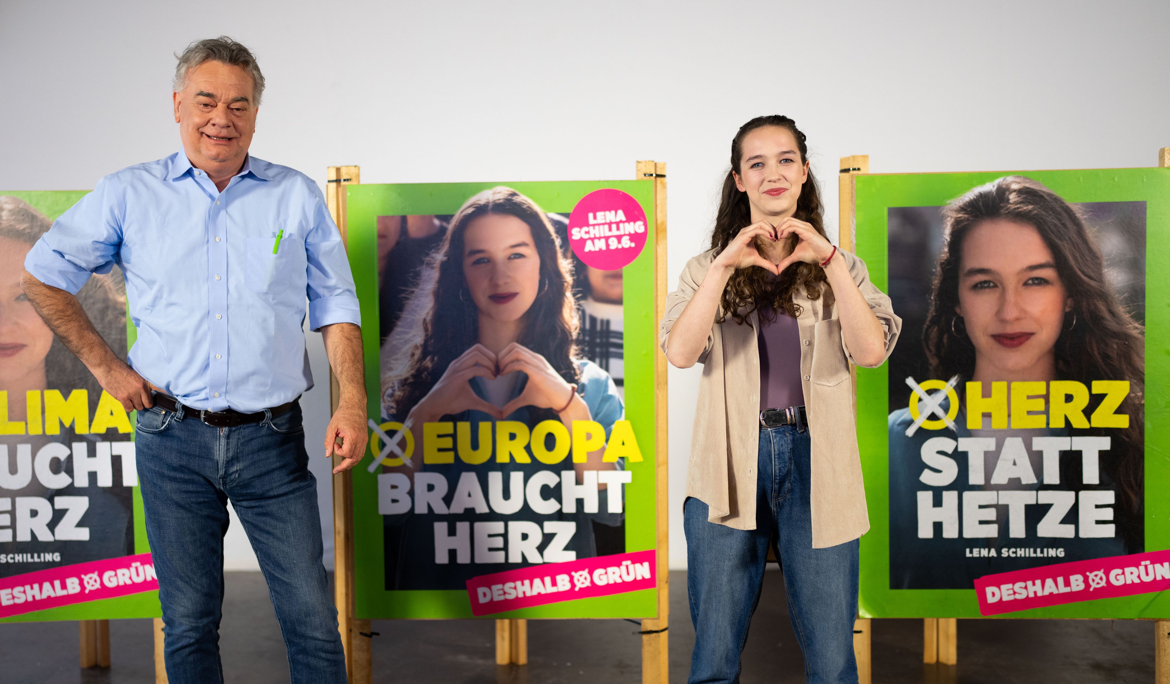 Grünen-Bundessprecher Werner Kogler und Spitzenkandidatin Lena Schilling am Donnerstag, 02. Mai 2024, während einer PK der Grünen mit Plakatpräsentation zur EU-Wahl in Wien