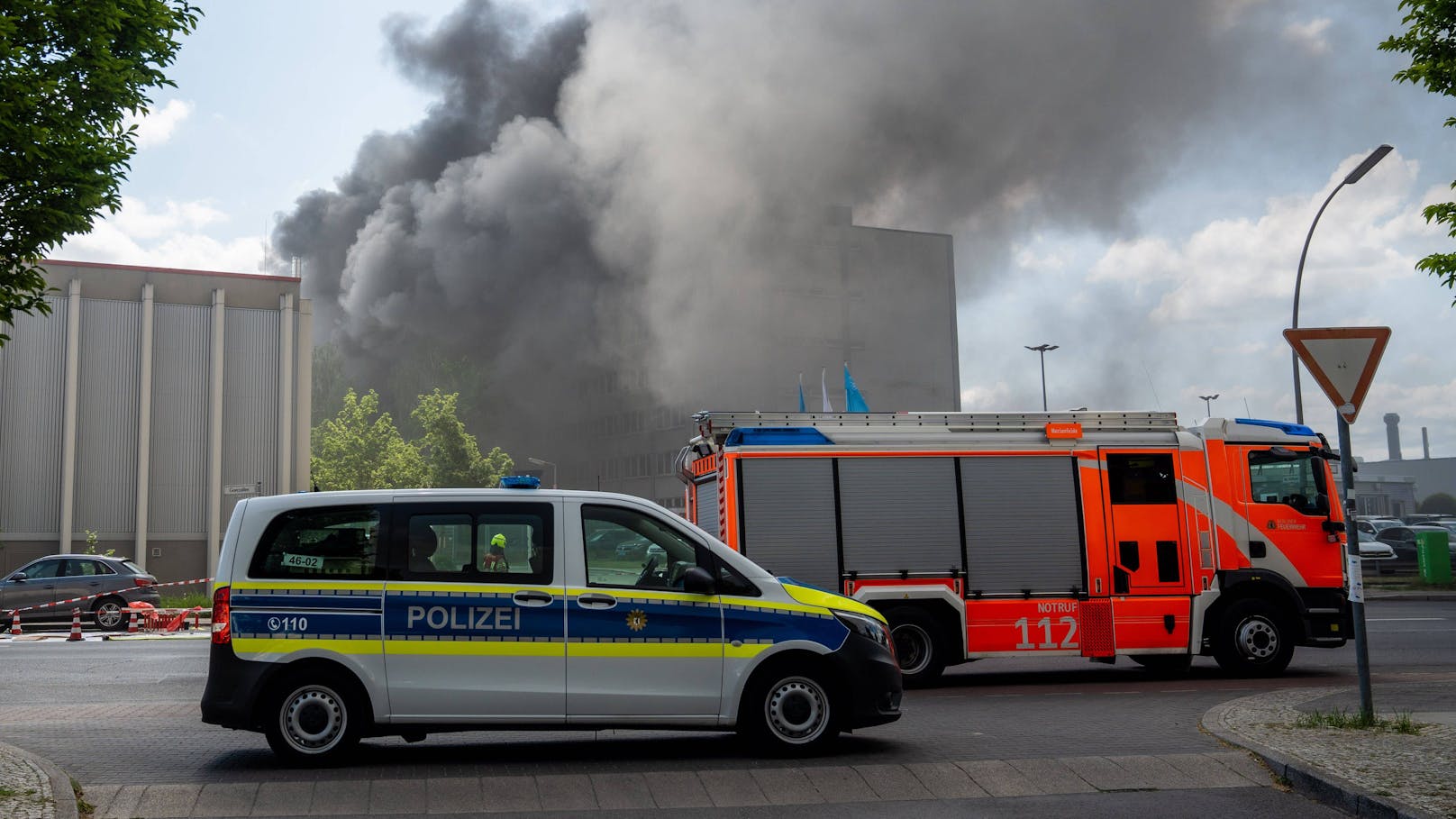 3. Mai 2023, Berlin: Ein Großbrand in einer Werkshalle der Diehl-Gruppe fordert die Feuerwehr. Eine Einsatzkräfte warnen vor einer gefährlichen Giftwolke. 