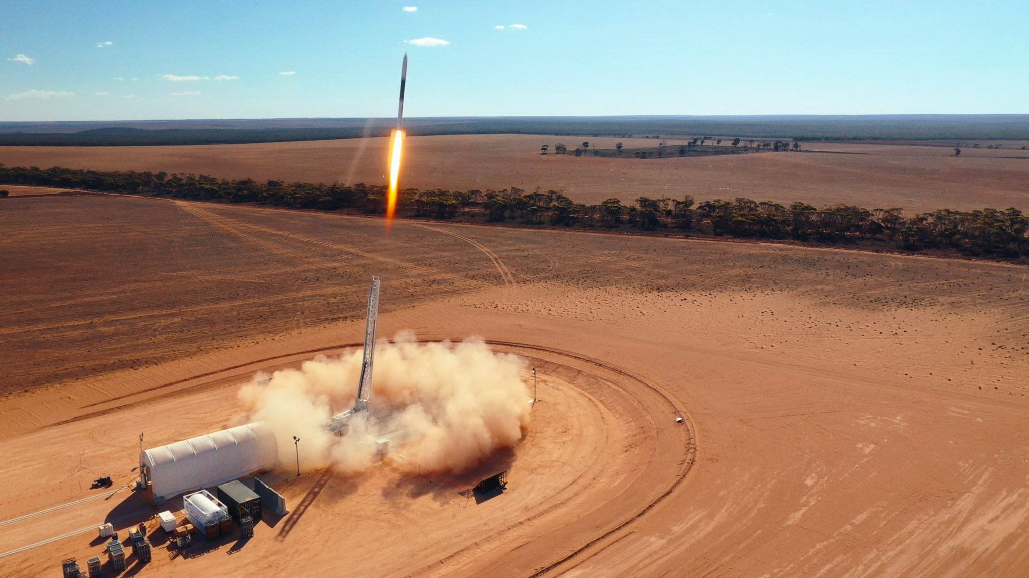 Das deutsche Start-up HyImpulse hat eine zwölf Meter lange Rakete entwickelt, die quasi mit Kerzenwachs fliegt. Nun wurde sie in Australien getestet.