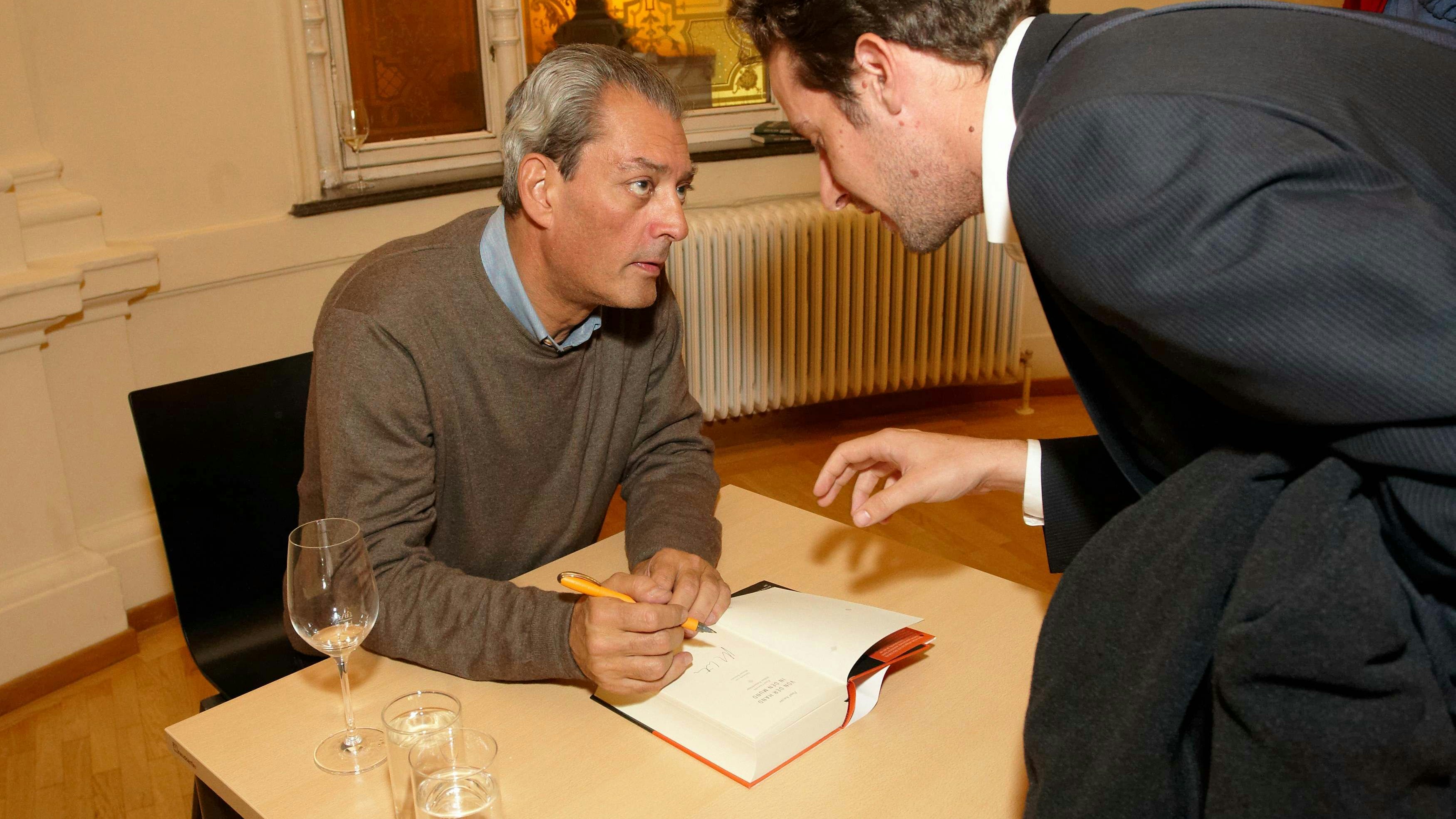 Paul Auster signiert 2008 nach einer Lesung aus "Man in the Dark" im Wiener Ronacher sein Buch