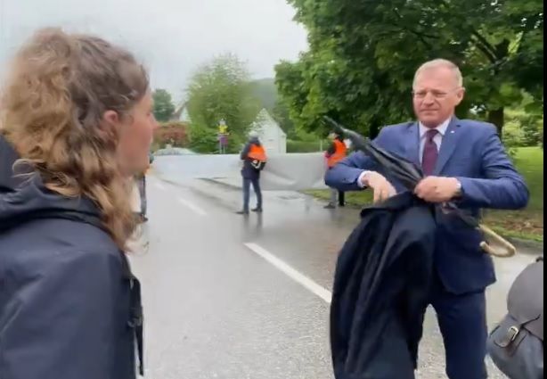 Am Weg zum Landesempfang wurde Thomas Stelzer von Klimaaktivisten ausgebremst. 