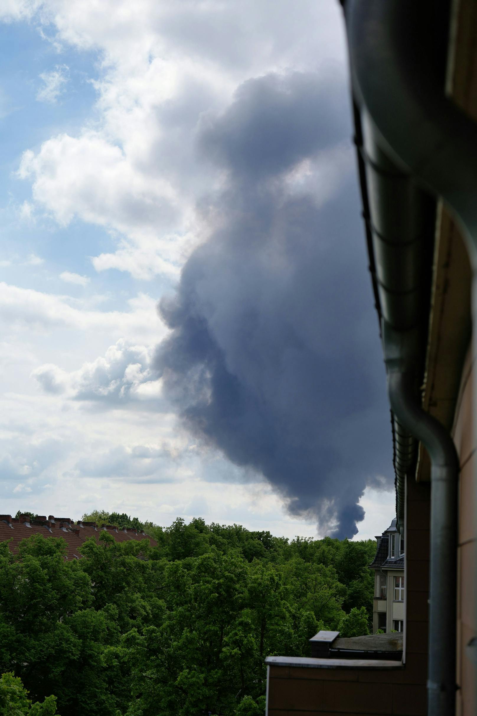 3. Mai 2023, Berlin: Ein Großbrand in einer Werkshalle der Diehl-Gruppe fordert die Feuerwehr. Eine Einsatzkräfte warnen vor einer gefährlichen Giftwolke.