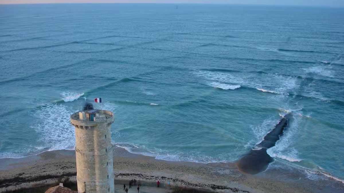 Eine sogenannte Kreuzsee vor der Île de Ré an der französischen Westküste.