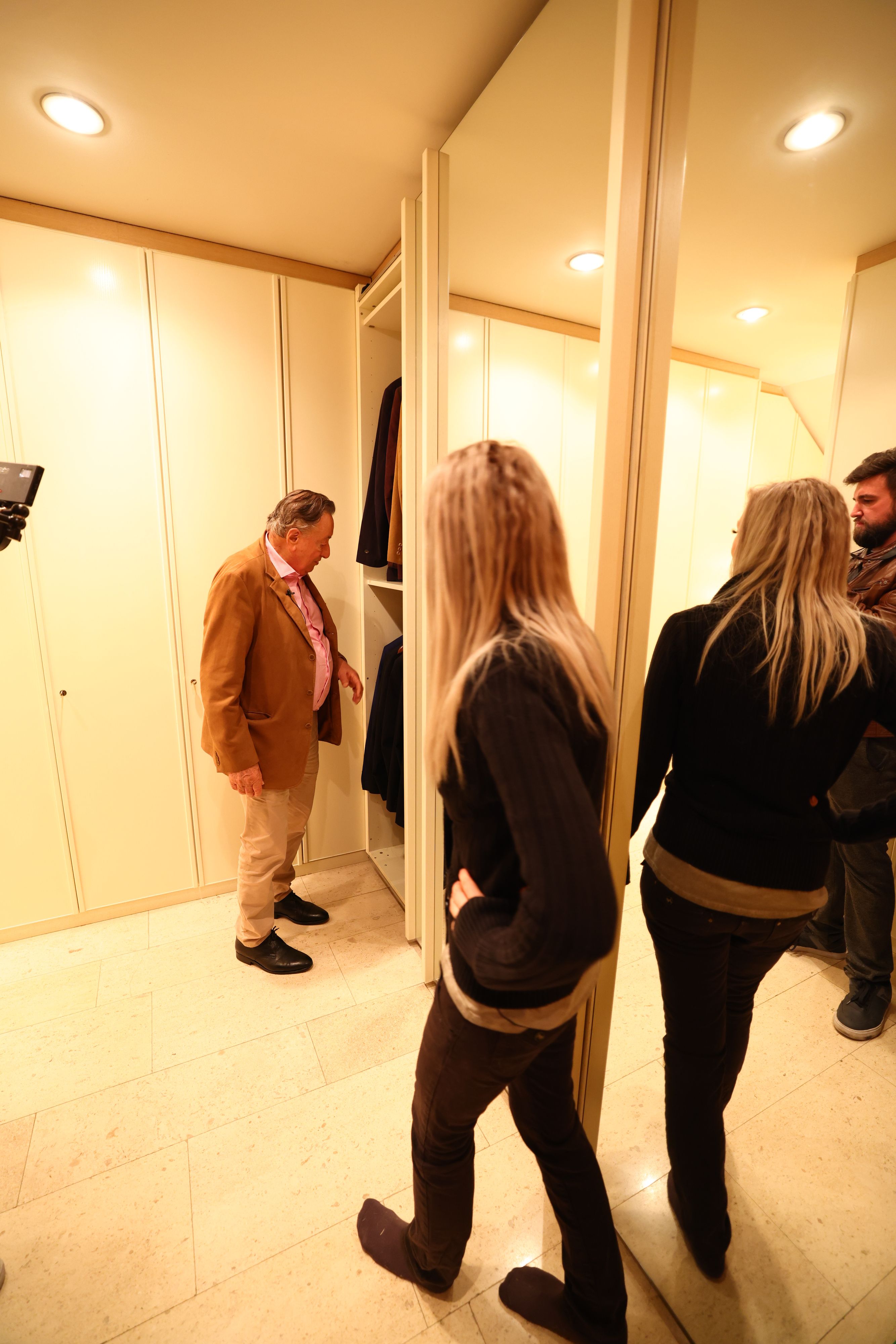 Richard Lugner hat einen Schrankraum. Bei der 