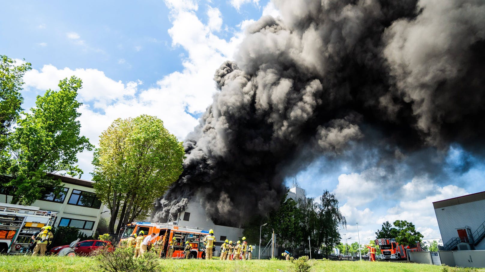 3. Mai 2023, Berlin: Ein Großbrand in einer Werkshalle der Diehl-Gruppe fordert die Feuerwehr. Eine Einsatzkräfte warnen vor einer gefährlichen Giftwolke. 