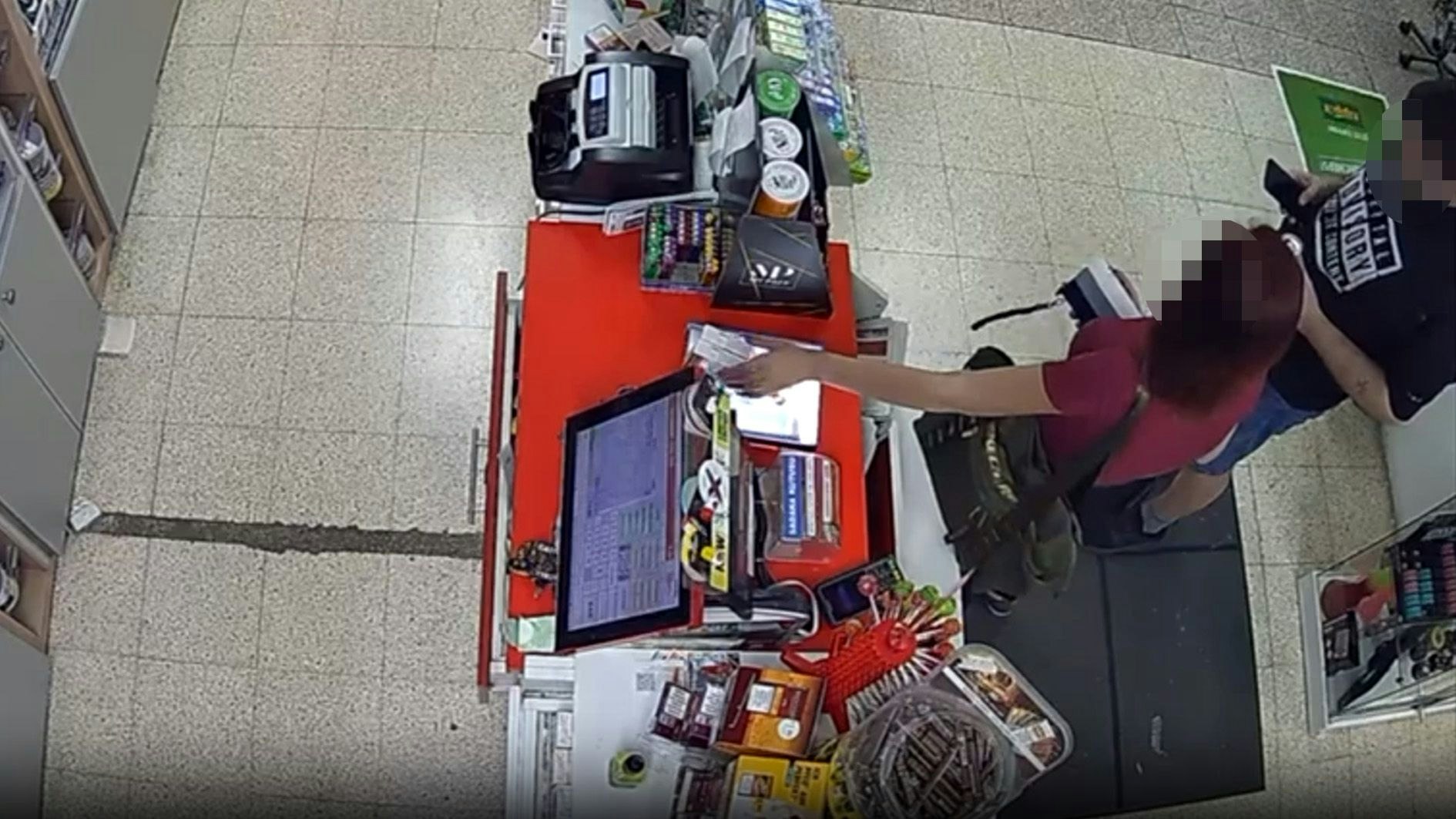 Diese Tschick-Diebe wurden kürzlich auf frischer Tat ertappt. Die Inhaberin der Trafik ist aufgebracht über dieses Verhalten.