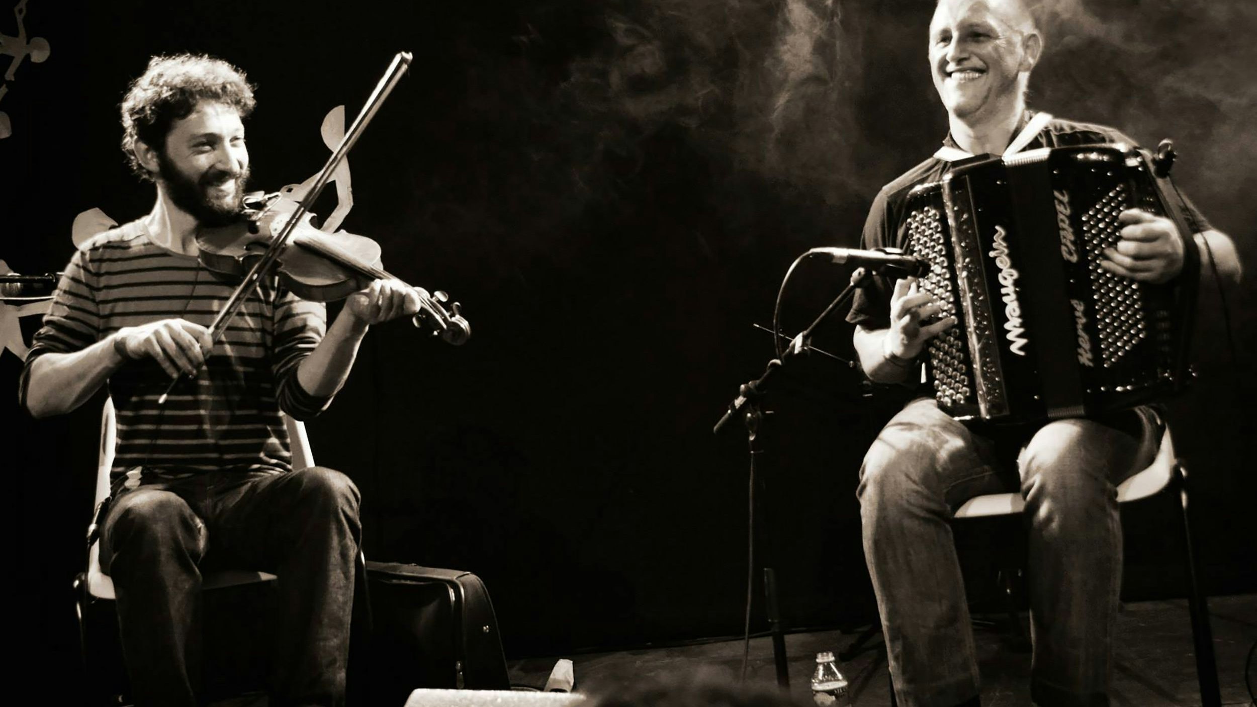 Heuer präsentiert der Club du Mardi mit DUO ARTENSE eine der beliebtesten Folkbands Frankreichs. Das Folk-Duo (Geige und Akkordeon) aus der Region Auvergne ist für seine dynamische, energievolle Musik bekannt.