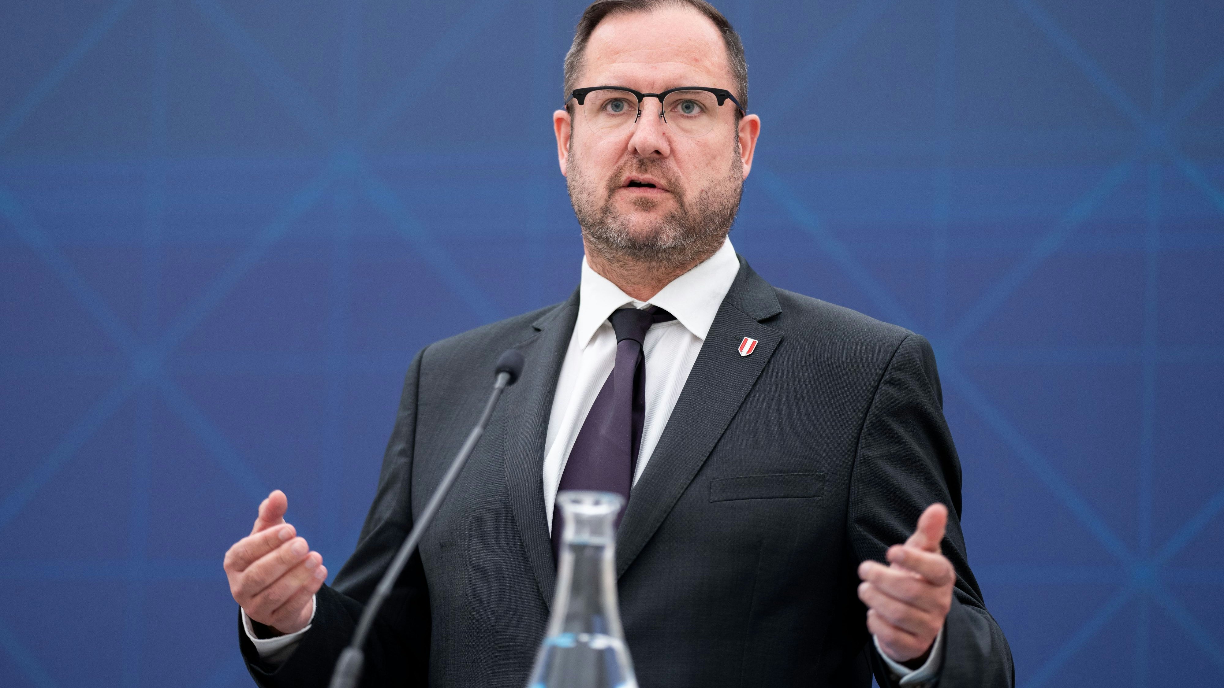 FPÖ-Generalsekretär Christian Hafenecker attackiert die grüne Klimaministerin Leonore Gewessler scharf.