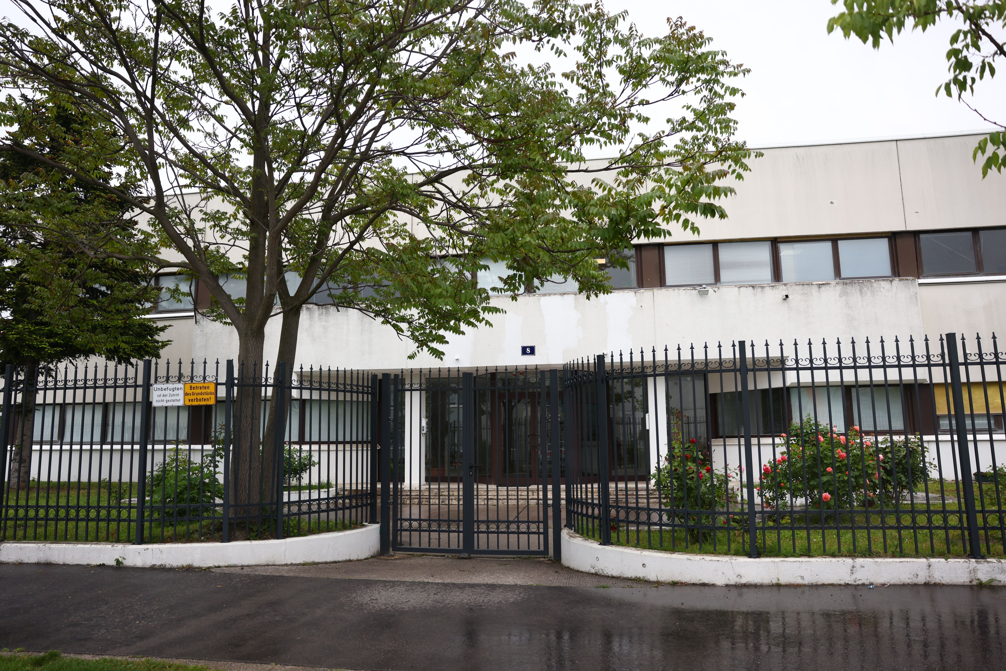 In diesem unscheinbaren Industriebau in Wien-Floridsdorf residiert das Islamische Zentrum Imam Ali.