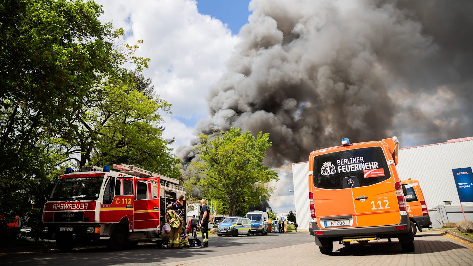3. Mai 2023, Berlin: Ein Großbrand in einer Werkshalle der Diehl-Gruppe fordert die Feuerwehr. Eine Einsatzkräfte warnen vor einer gefährlichen Giftwolke.