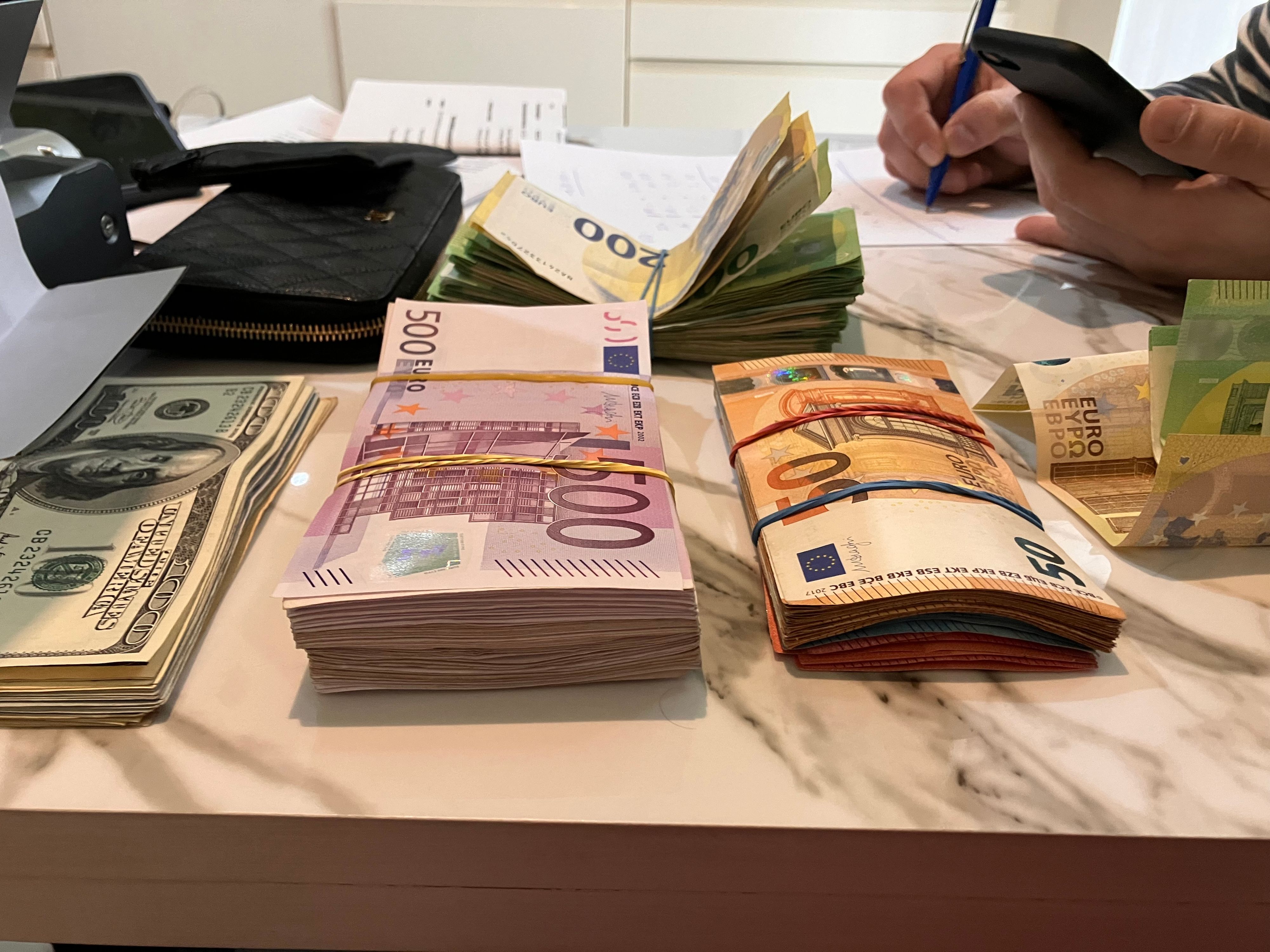 Die angelastete Betrugssumme ist enorm: Ein europaweites Verbrechernetzwerk soll 195 Millionen Euro an Mehrwertsteuer hinterzogen haben.