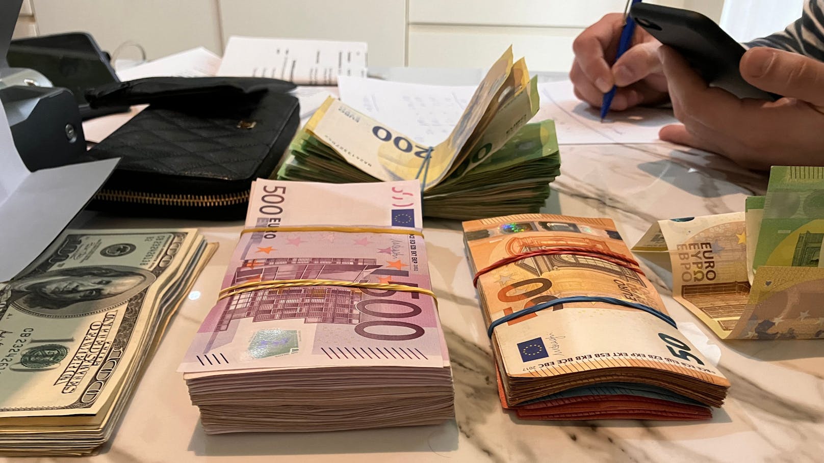 195 Millionen Euro! Betrug mit Corona-Masken aufgedeckt