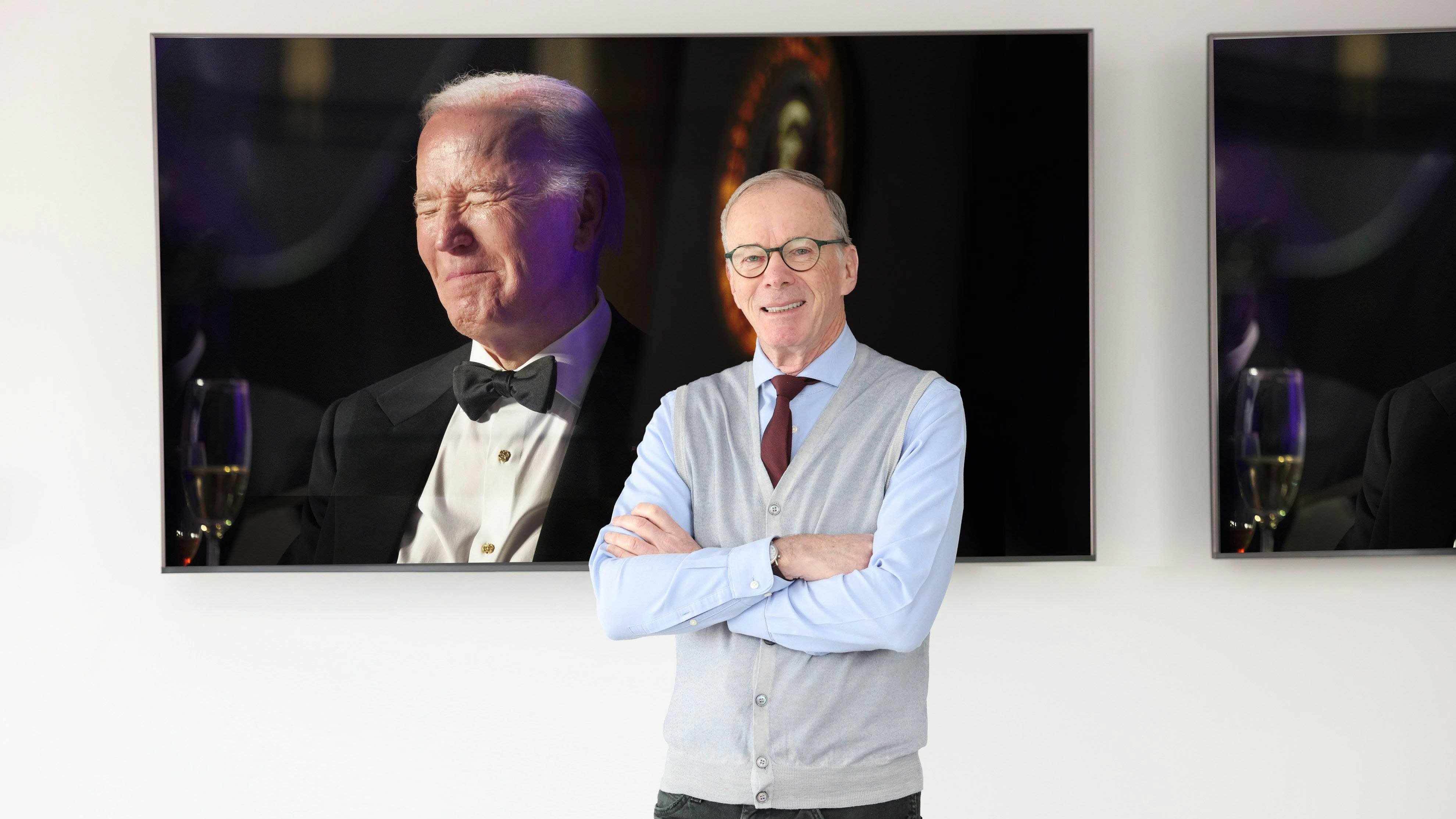 USA-Experte Eugen Freund vor einem Bild von Joe Biden am Korrespondenten-Dinner