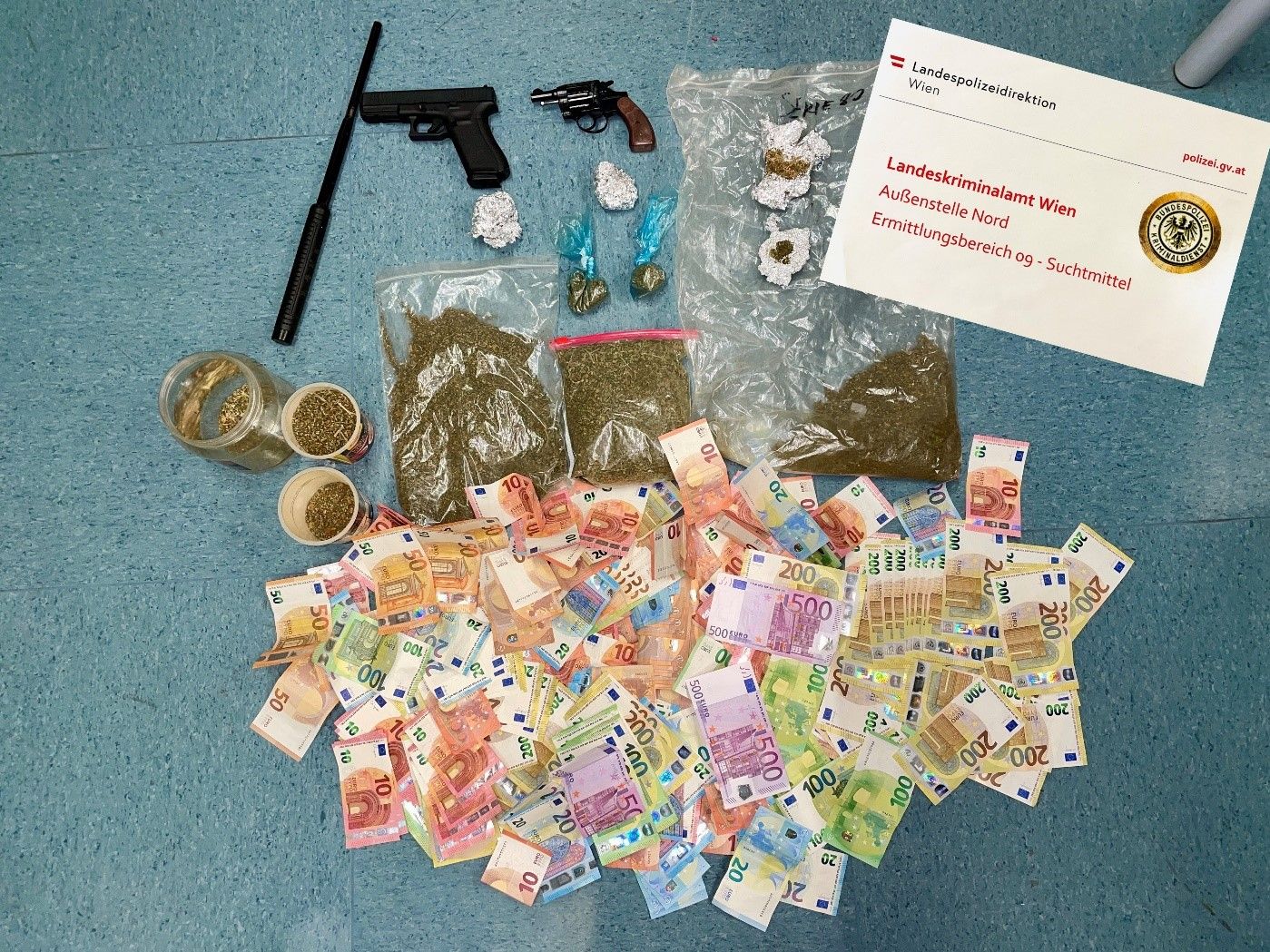 Die sichergestellten Barmittel und Drogen aus der Wohnung des Verdächtigen.