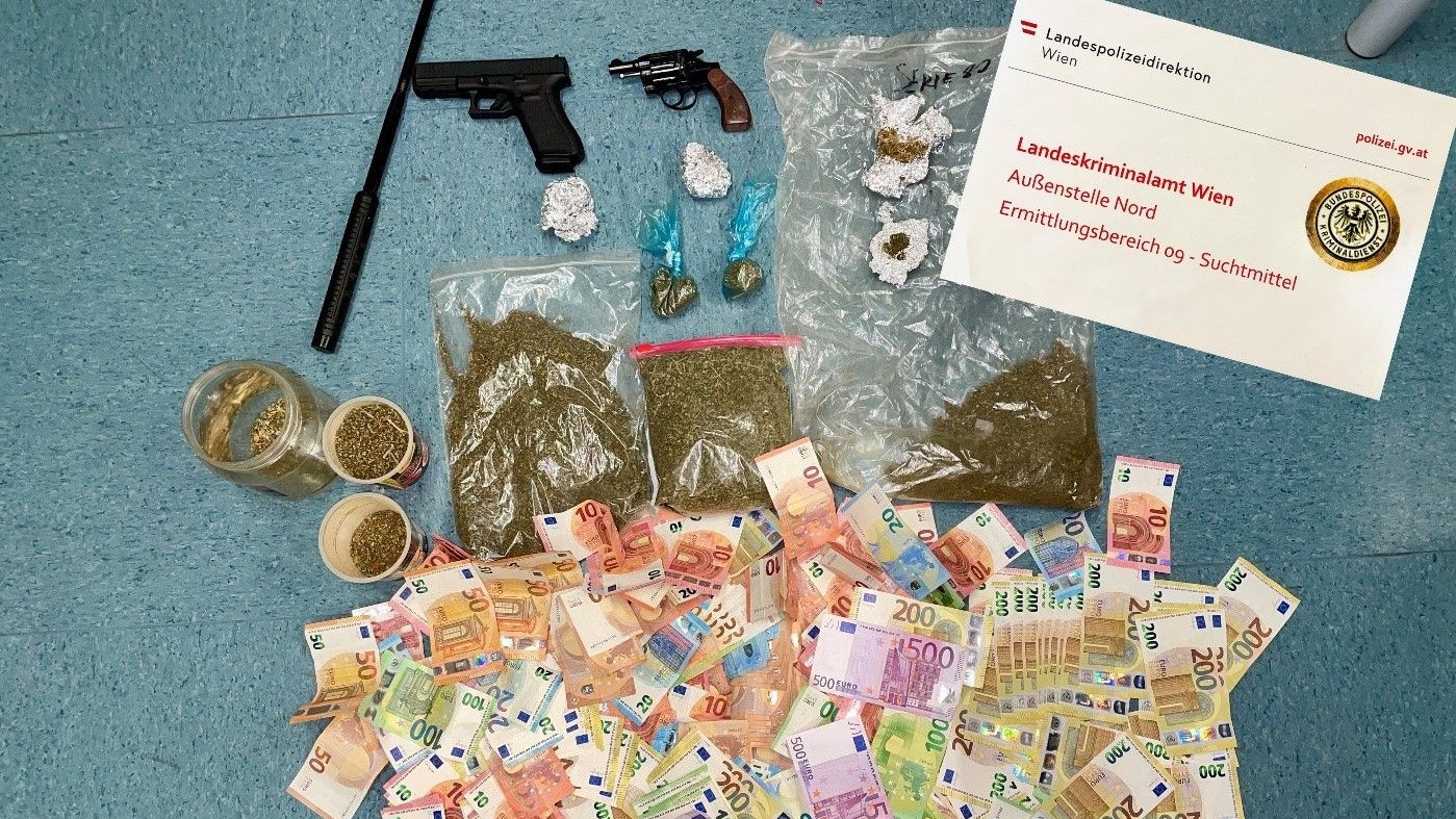 Die sichergestellten Barmittel und Drogen aus der Wohnung des Verdächtigen.