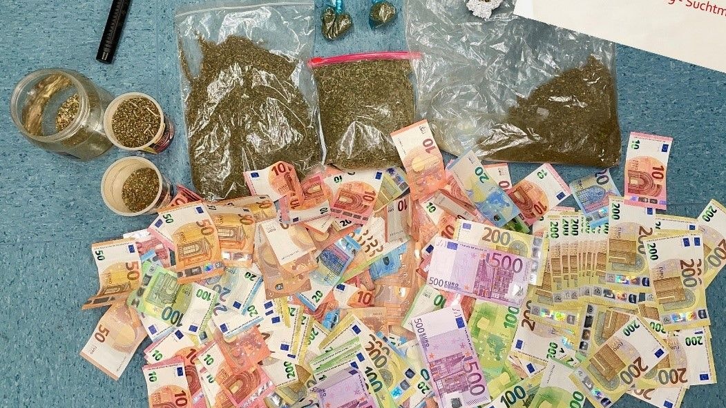 Heute.at - Drogendealer hatte Totschläger, Vermögen in bar daheim