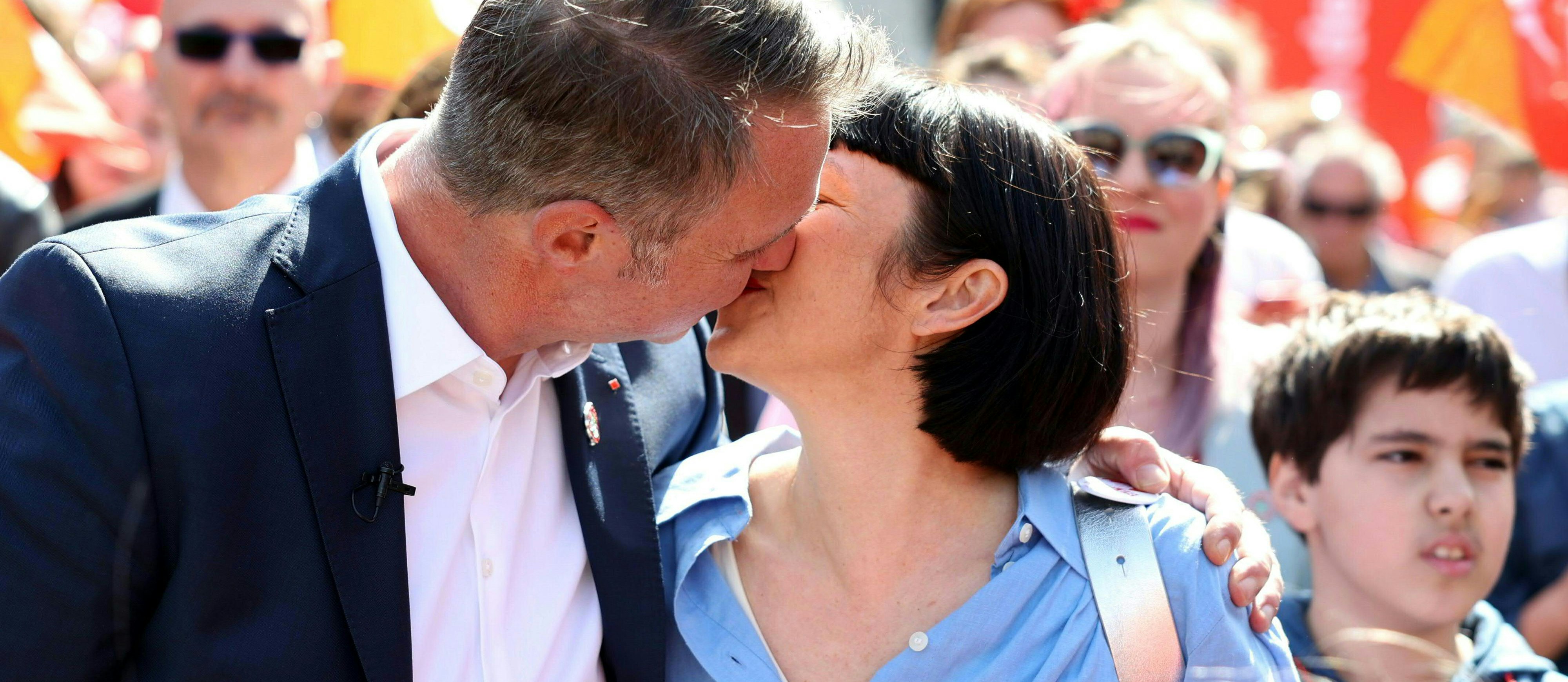 1. Mai-Aufmarsch der SPÖ: Bundesparteichef Andreas Babler küsst seine Ehefrau Karin Blum
