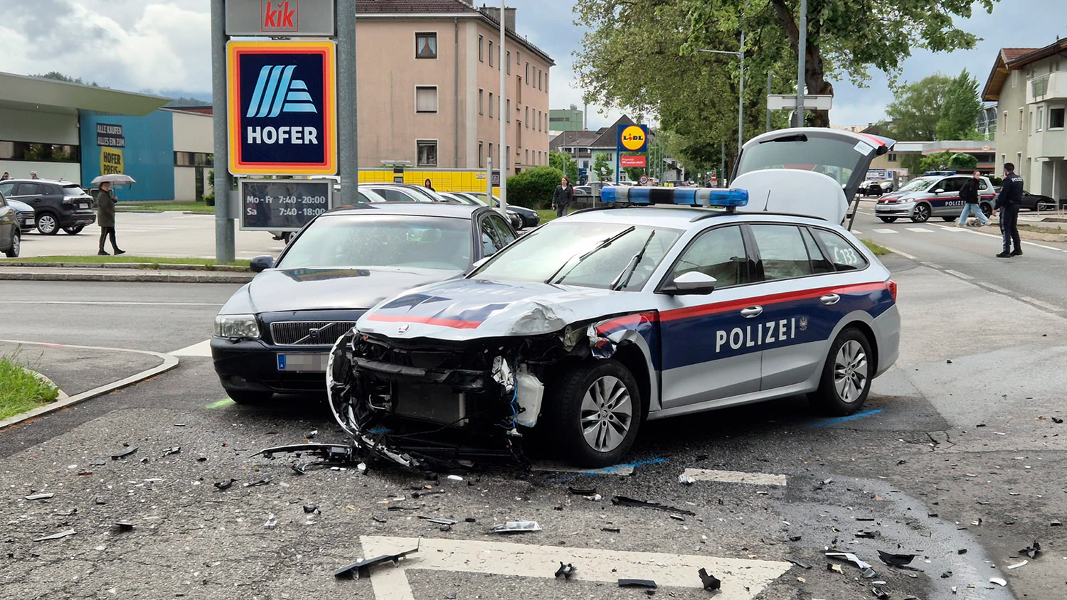 Heute.at - Vier Verletzte bei heftigem Crash mit Polizeiauto