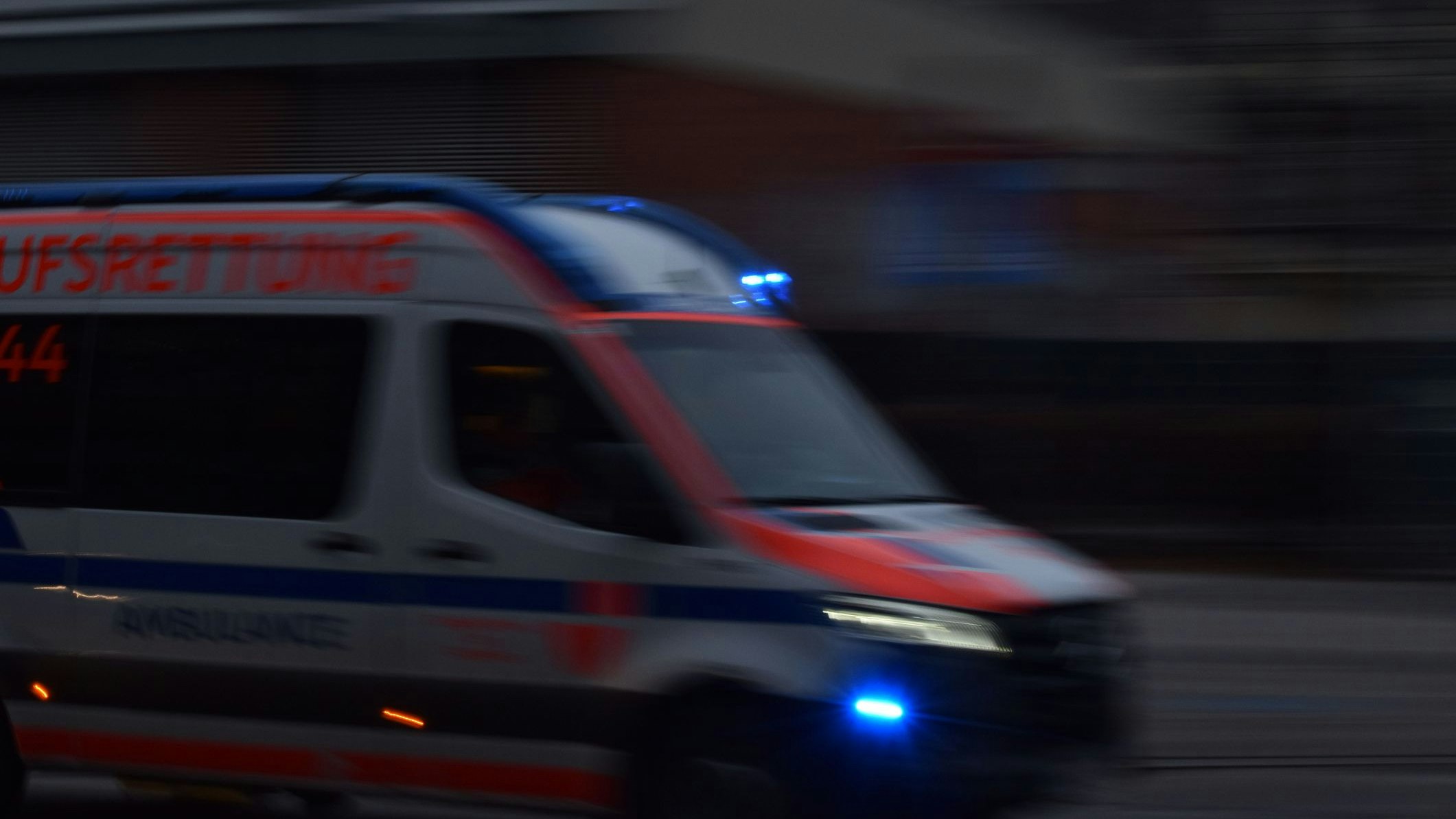 Heute.at - Mann will Handy rauben und sticht Opfer in Oberarm