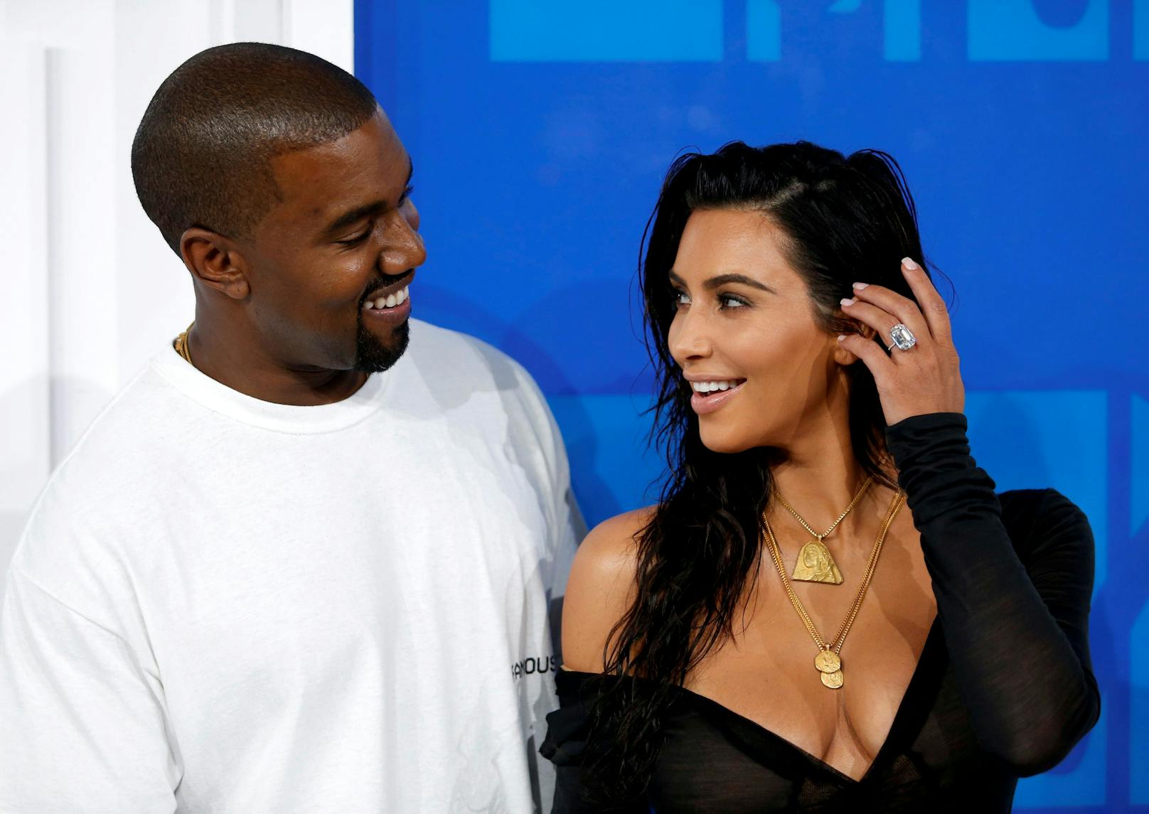 Platz neun: Im Oktober 2013 verlobten sich <strong>Kim Kardashian</strong> (43) und <strong>Kanye West</strong> (46). Der Rapper ließ sich den Verlobungsring für die Reality-TV-Darstellerin rund 3,6 Millionen Euro kosten.