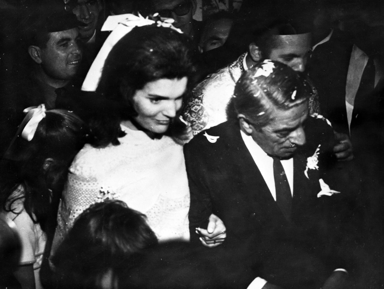 Platz zwei: 1968 gaben <strong>Jackie Kennedy</strong> (damals 38) und der 23 Jahre ältere <strong>Aristoteles Onassis</strong> ihre Verlobung bekannt. Der griechisch-argentinische Reeder beschenkte seine Verlobte mit einem 40,42-Karat-Ring, der 1996 bei einer Auktion für knapp 2,5 Millionen Euro verkauft wurde. Heute wären das geschätzt etwa 18,6 Millionen Euro.