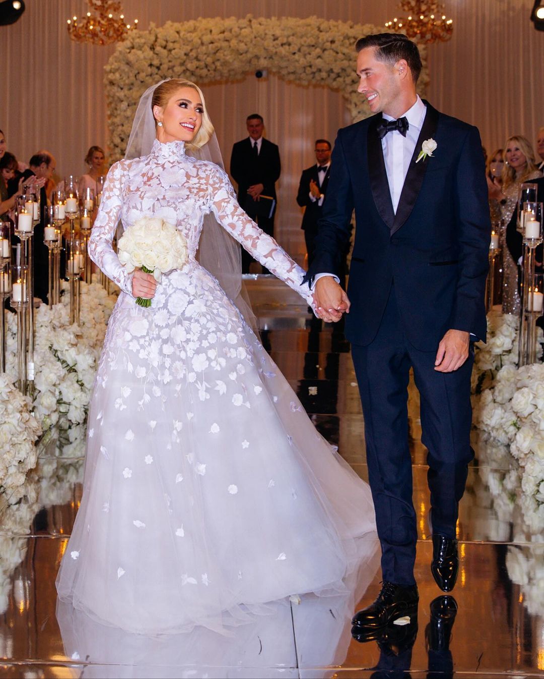 Wusstest du, dass Paris Hilton schon vier Verlobungsringe bekommen hat? Ihr neuster von Carter Reum, den sie 2021 bekam, hat ihren Verlobten zwar über eine Million Euro gekostet. Es ist aber bei Weitem nicht der teuerste Klunker in ihrer Sammlung. 