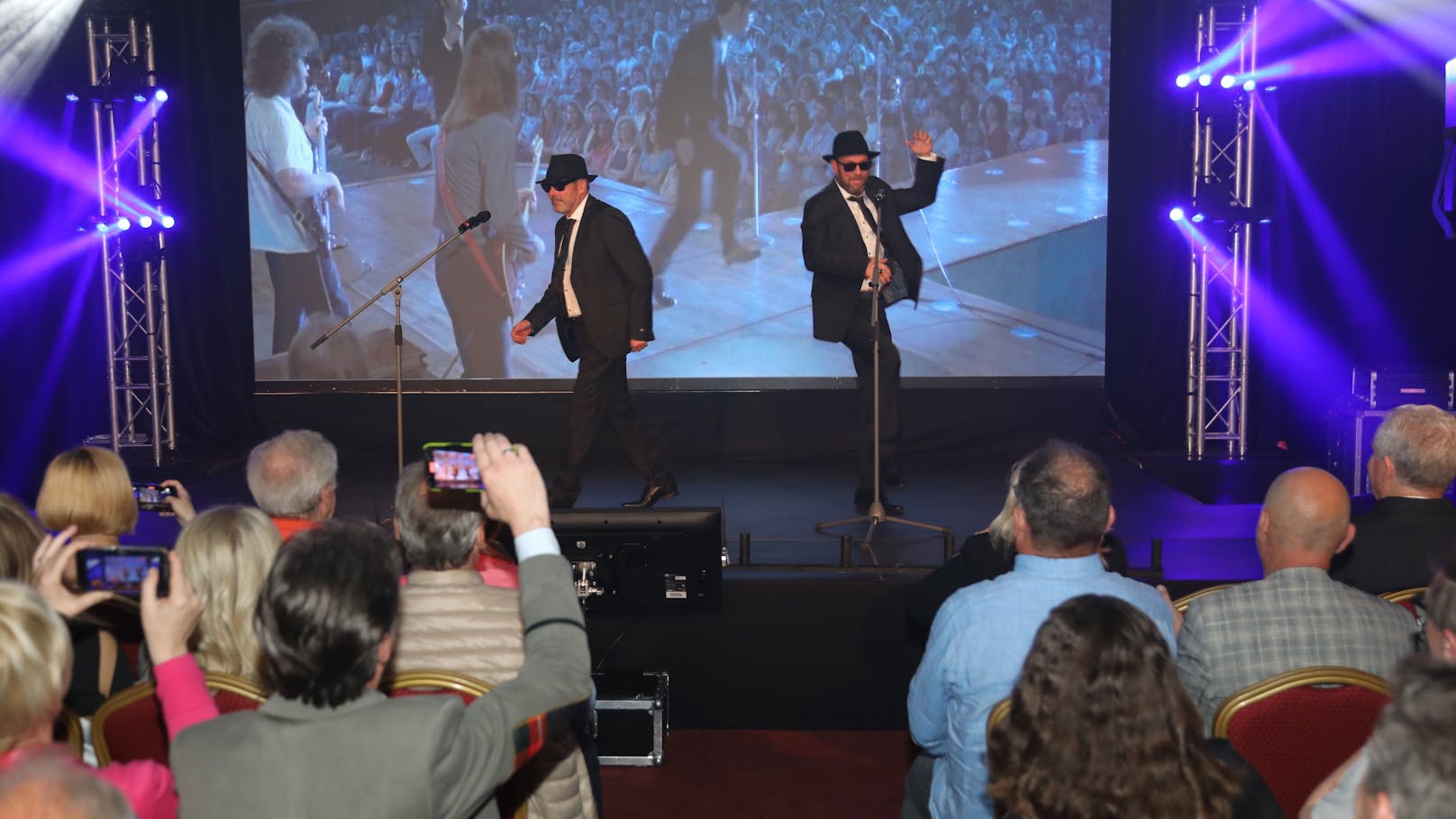 Vater und Sohn stürmten vor 200 Gästen, darunter u.a. ORF-Moderatorin Vera Russwurm, Sonja Klima und ESC-Legende Robinson, im schwarzen Anzug und schwarzen Sonnenbrille als "Blues Brothers" die Showbühne.