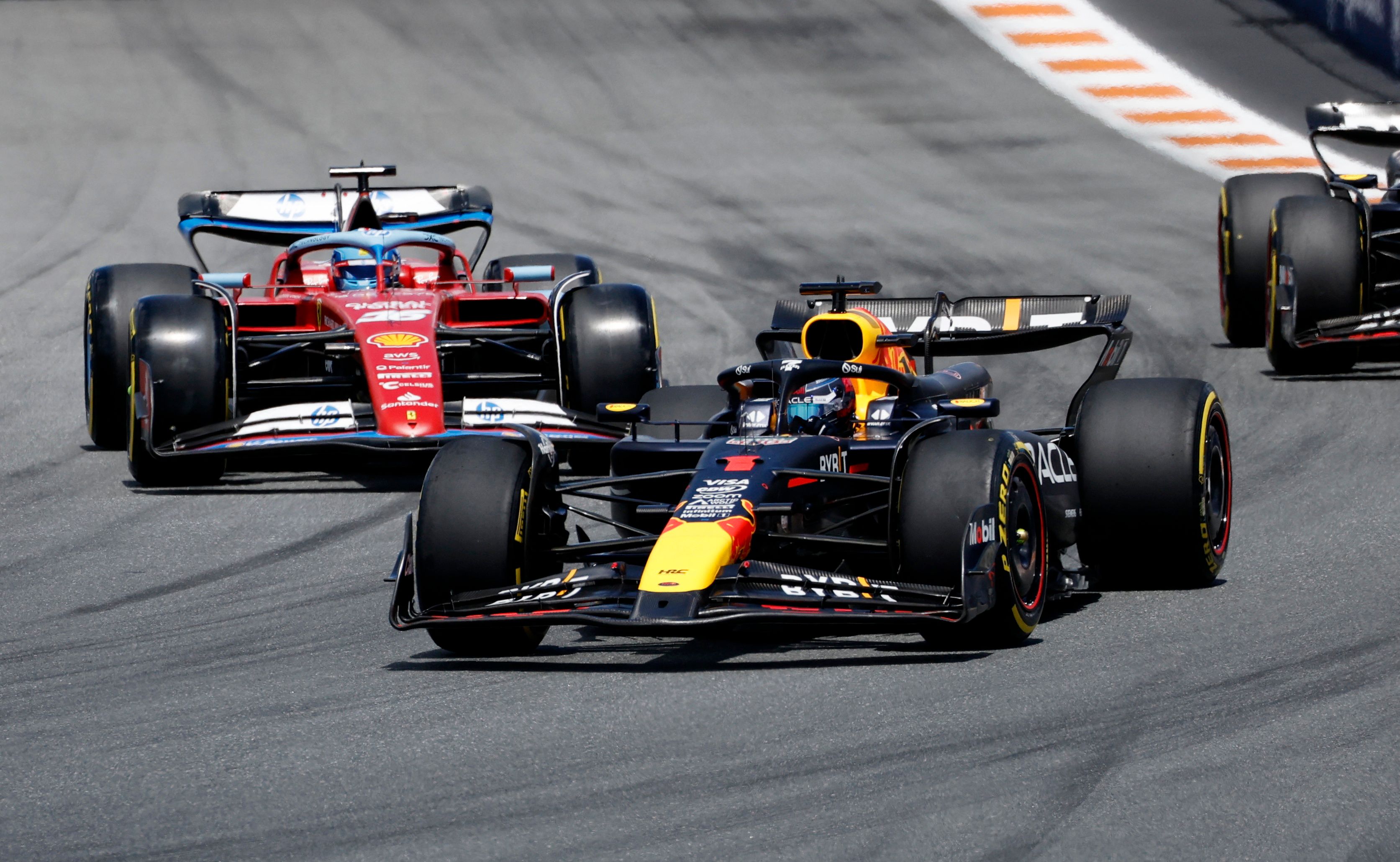 Max Verstappen bleibt auch nach dem Re-Start in Front. 